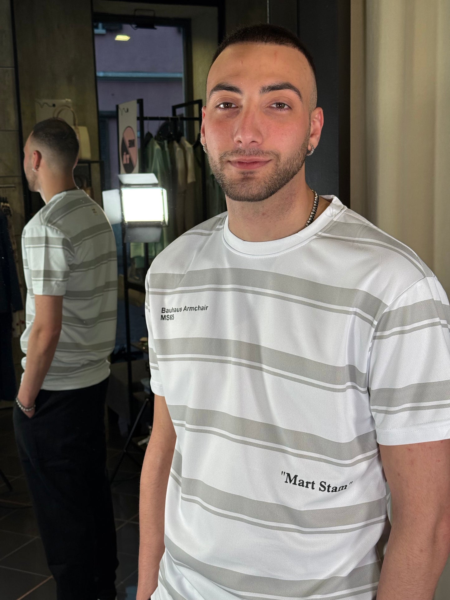T-shirt a righe grigie con scritte 398