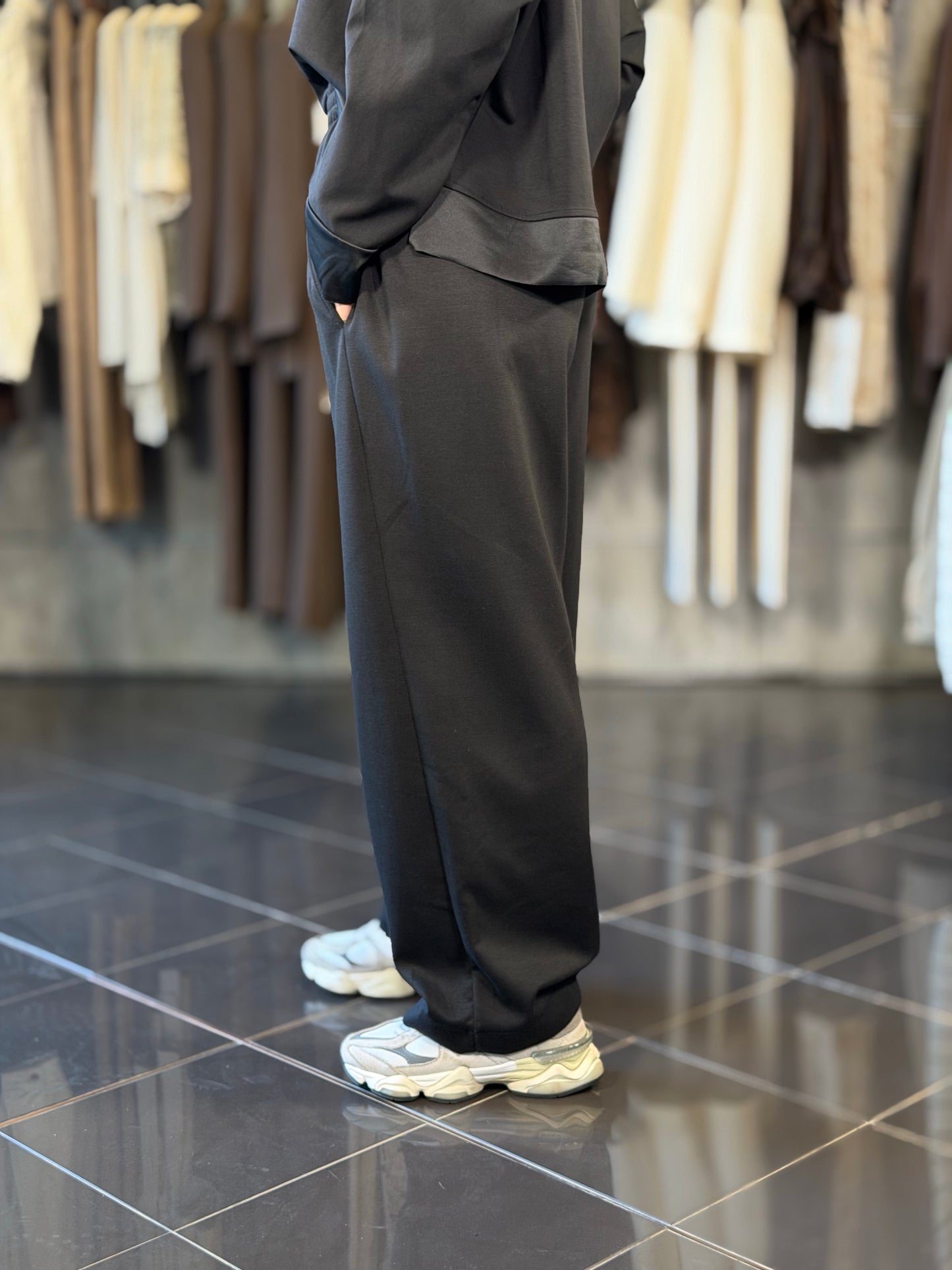 Pantalone tuta nero con elastico in vita in taglia unica 2037