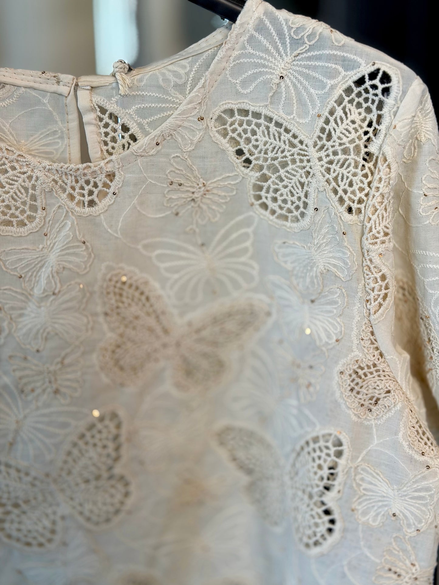 T-shirt in pizzo lavorata con farfalle beige in taglia unica 2396