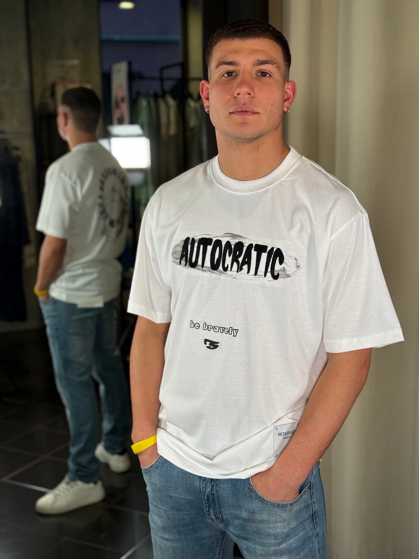 T-shirt bianca autocratic con stampa dietro 445
