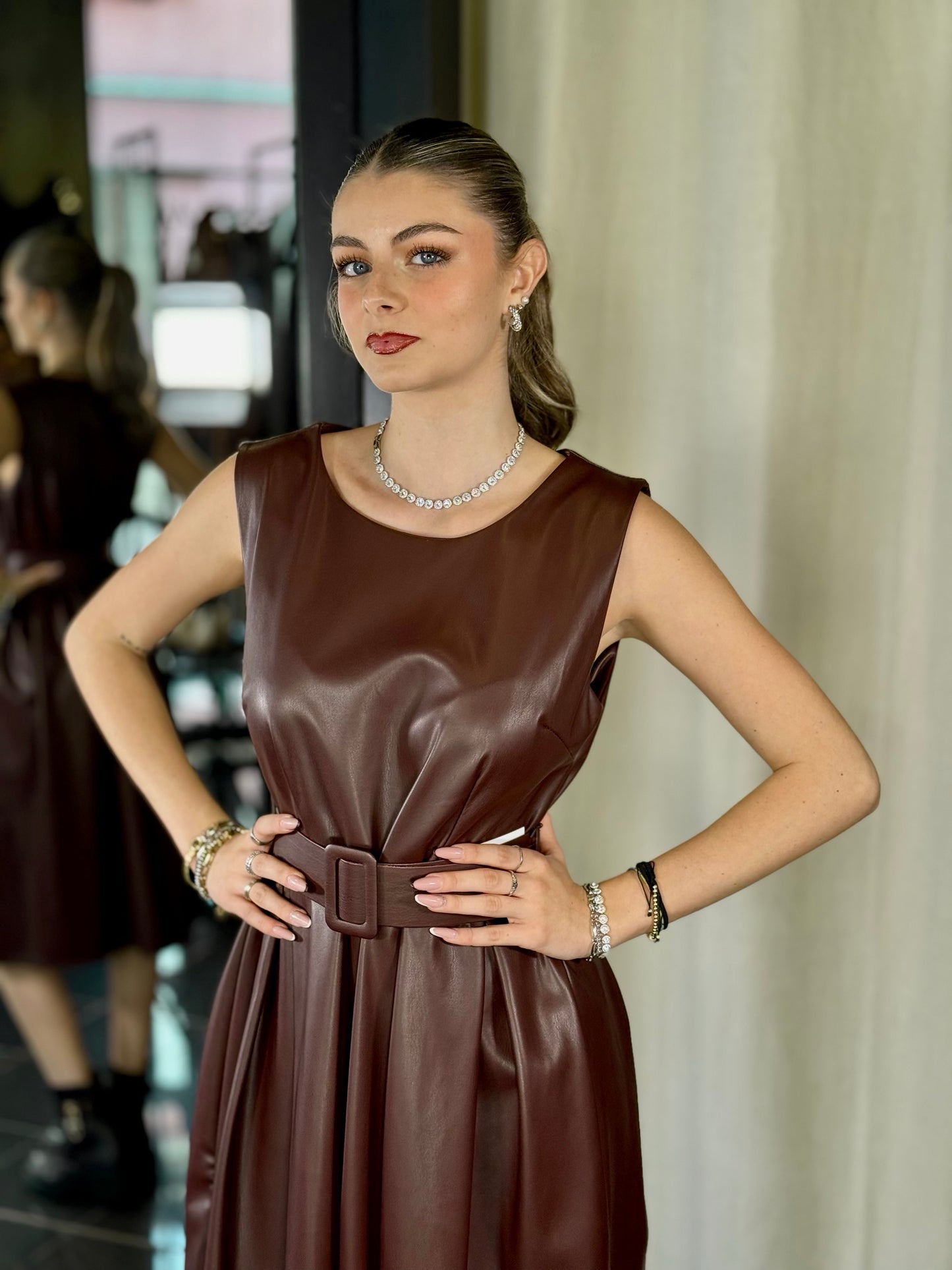 Abito midi in similpelle con cintura bordeaux in taglia unica 2007