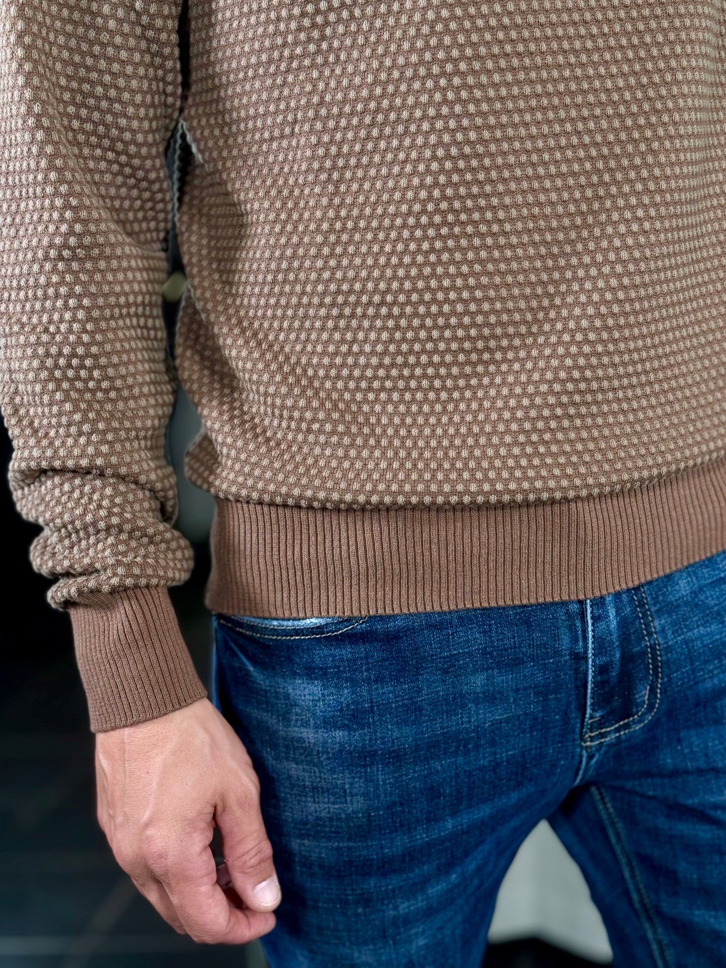 Maglioncino girocollo con pois in tono su tono marrone 2351