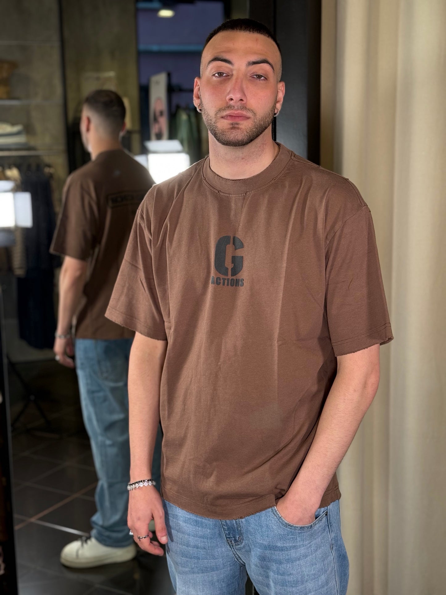 T-shirt oversize marrone con stampa dietro 438