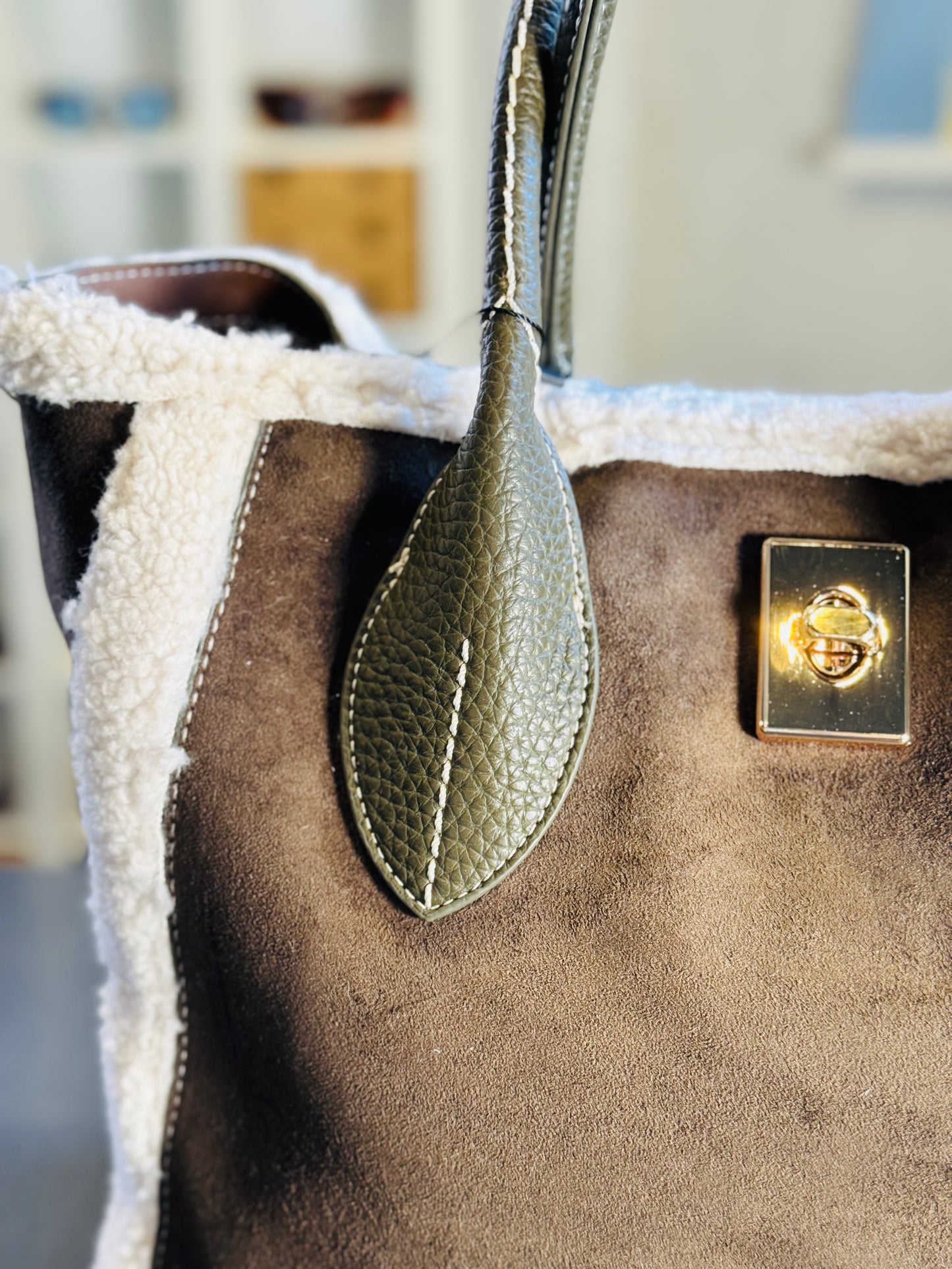 Borsa effetto camoscio verde oliva con inserti in eco montone con tracolla all’interno 2152
