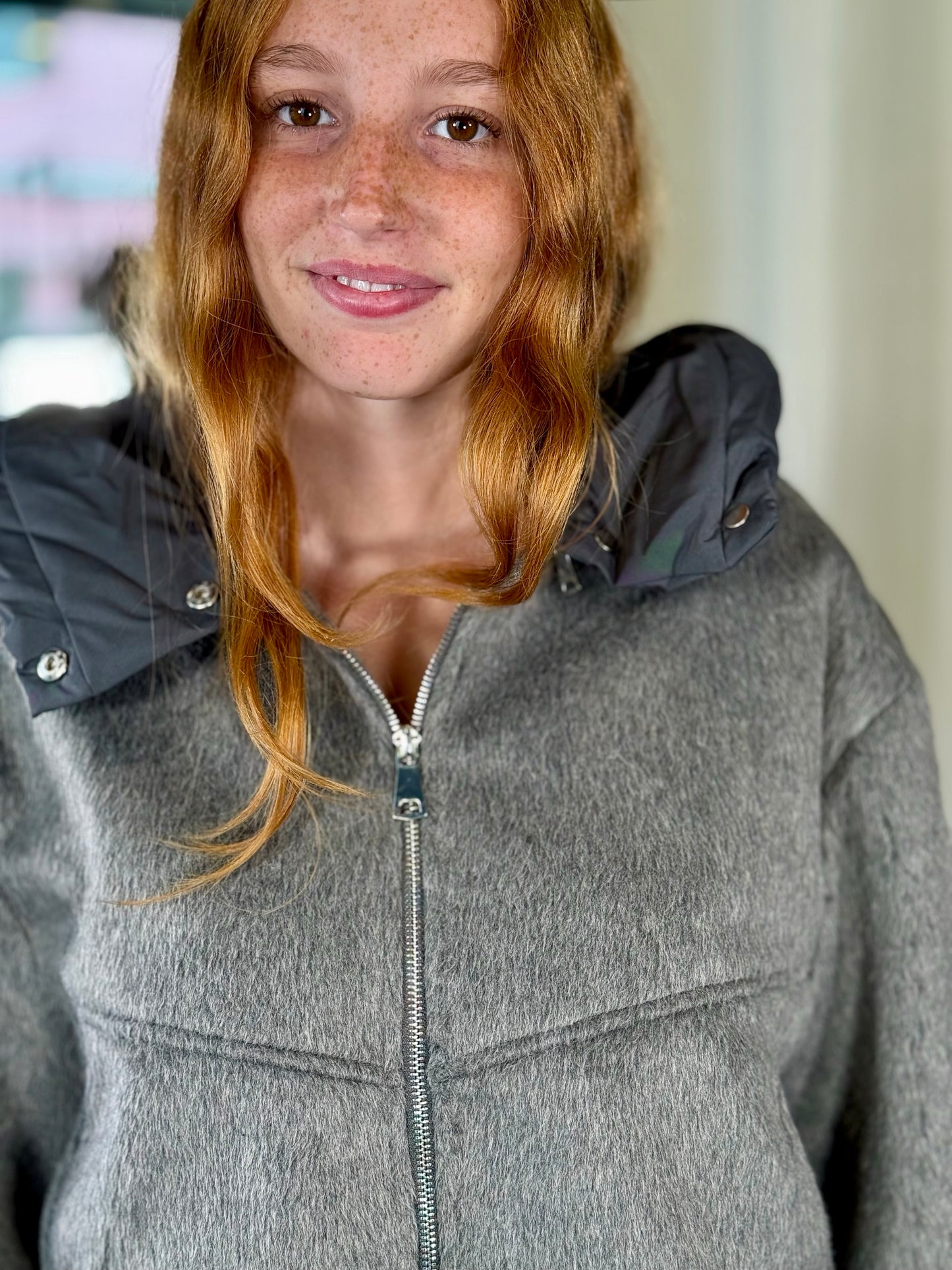 Giubbino effetto peluche grigio con cappuccio rimovibile 2211