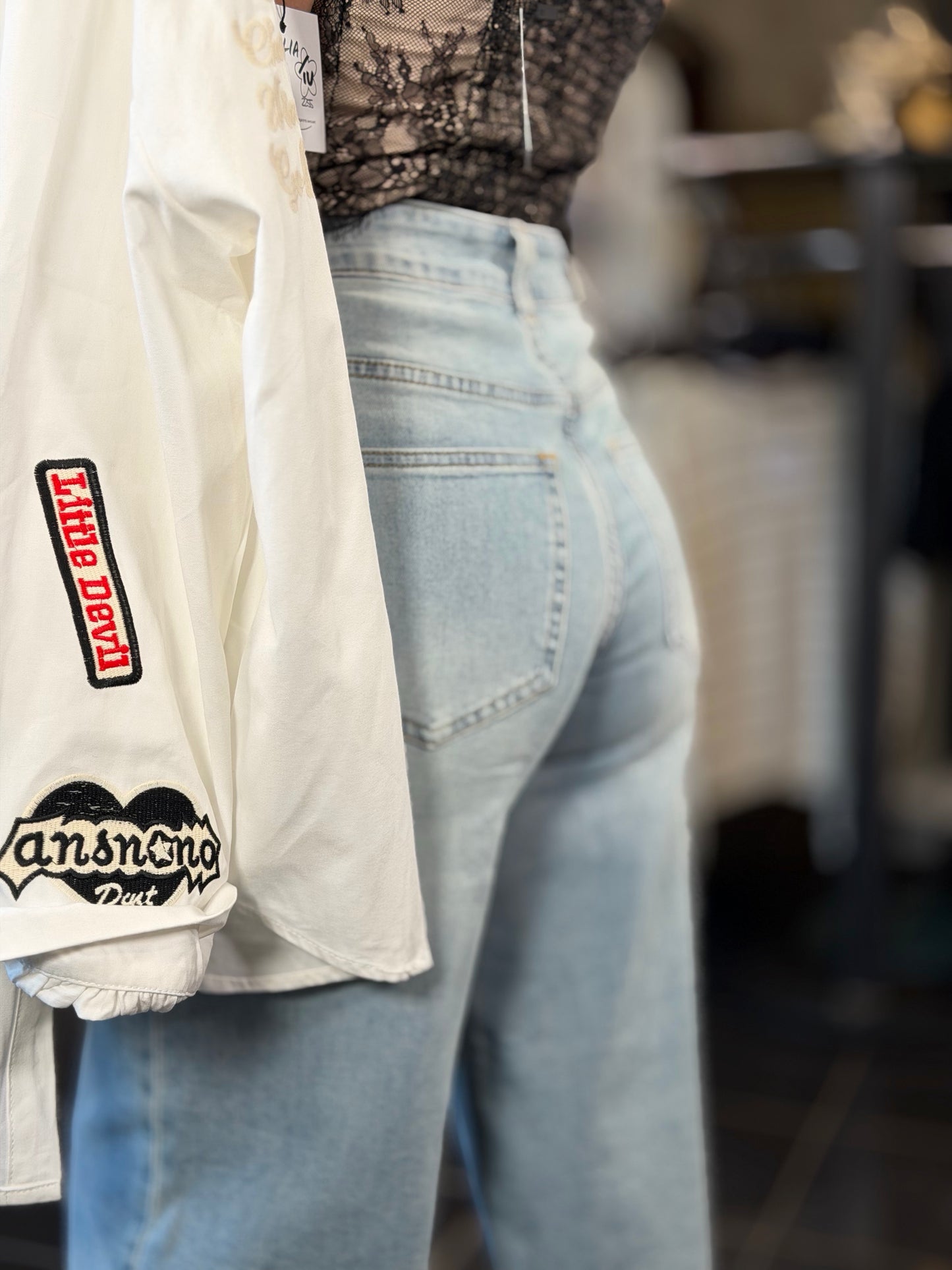 Jeans chiaro largo con risvolto sul fondo 2249