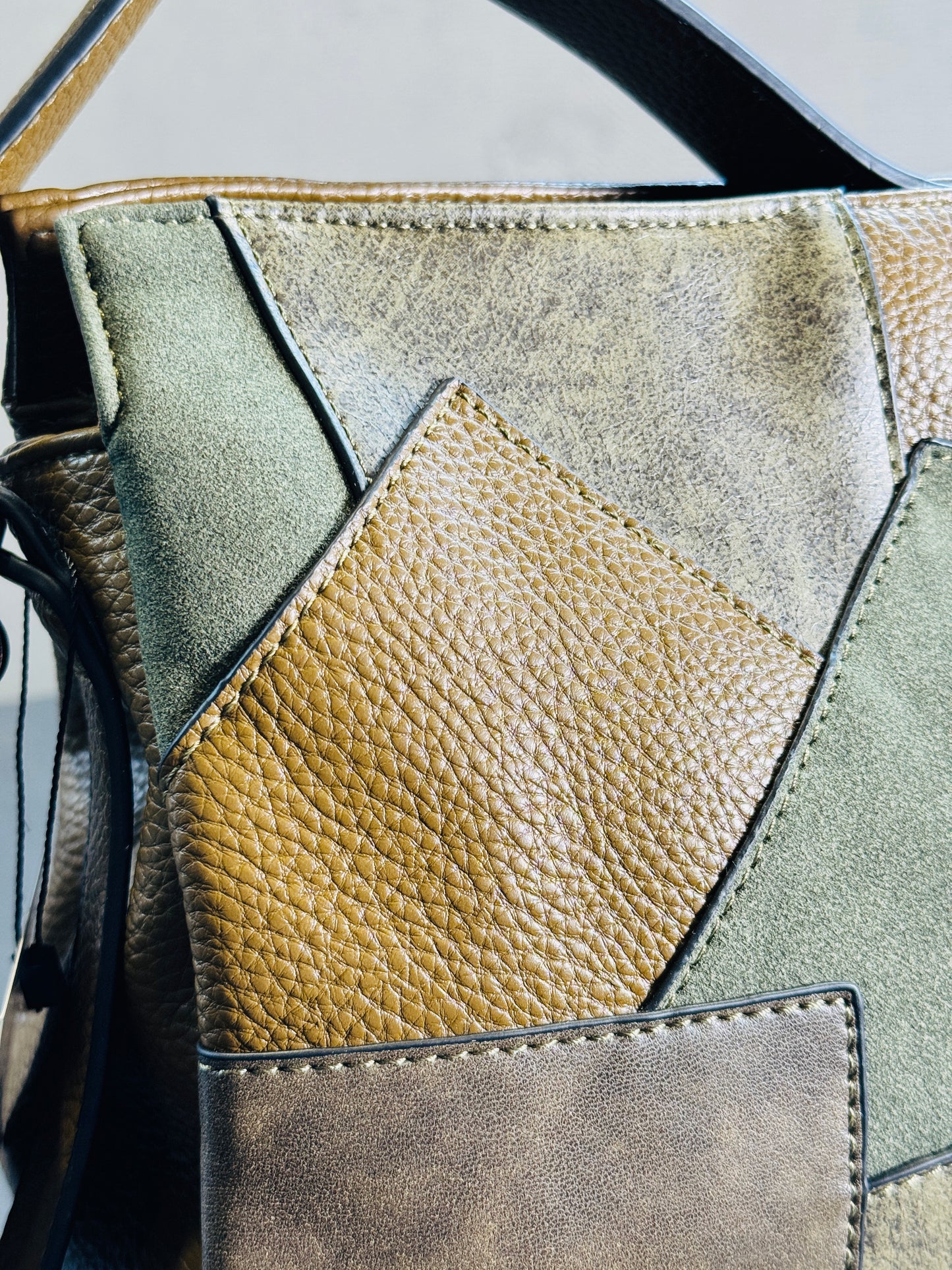 Borsa a cartella in similpelle verde con tracolla all’interno 2392