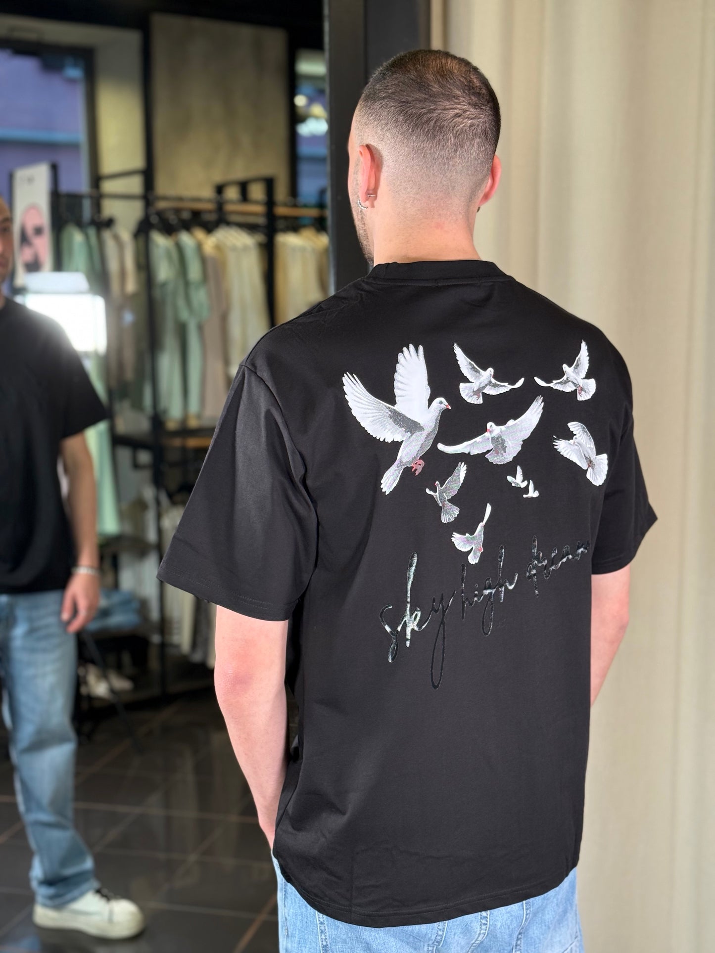 T-shirt nera con scritta ricamata e stampa sul retro 396