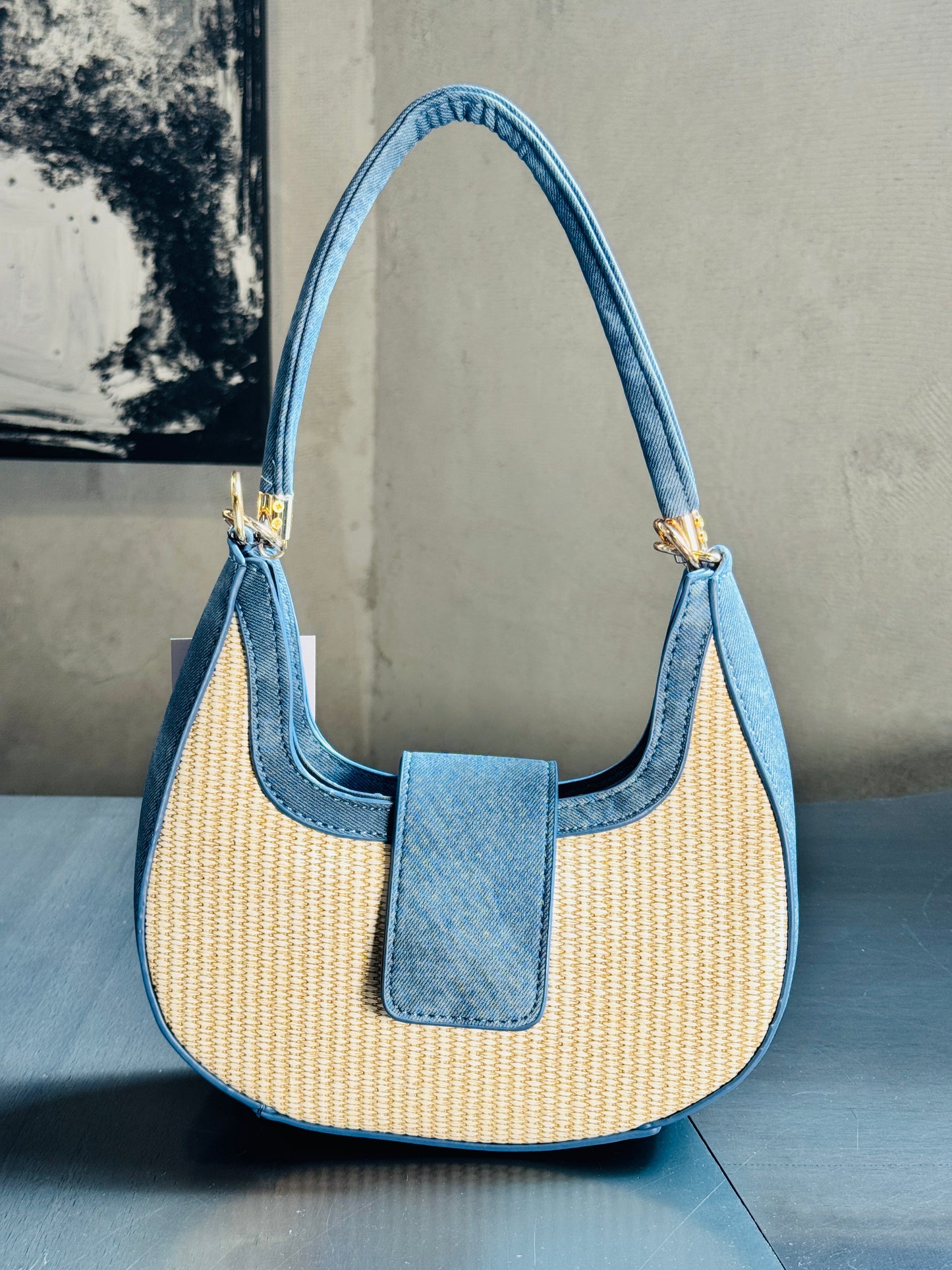 Borsa a spalla con inserto blu jeans e effetto rafia 277