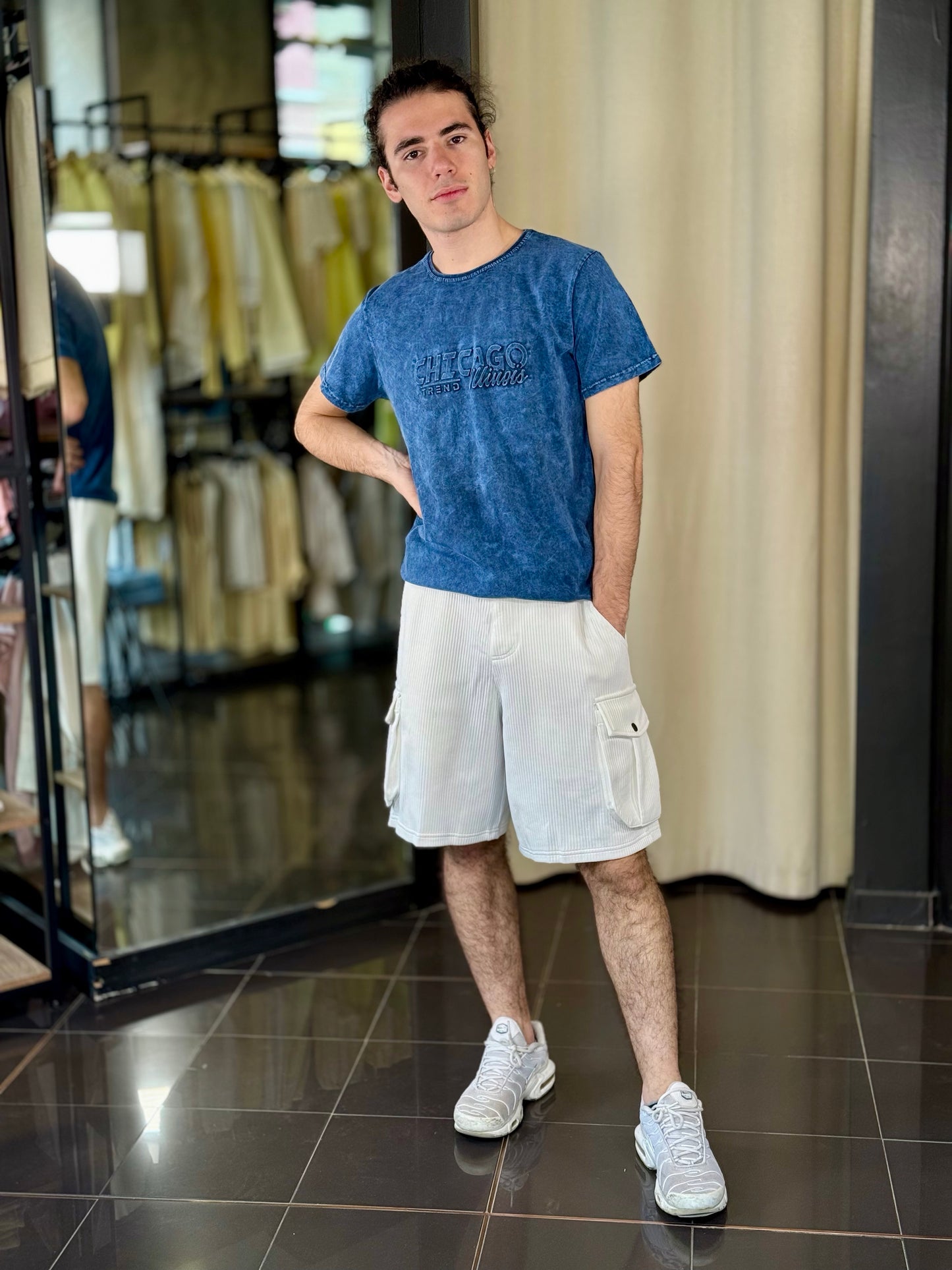 T-shirt blu jeans con scritta tono su tono 524