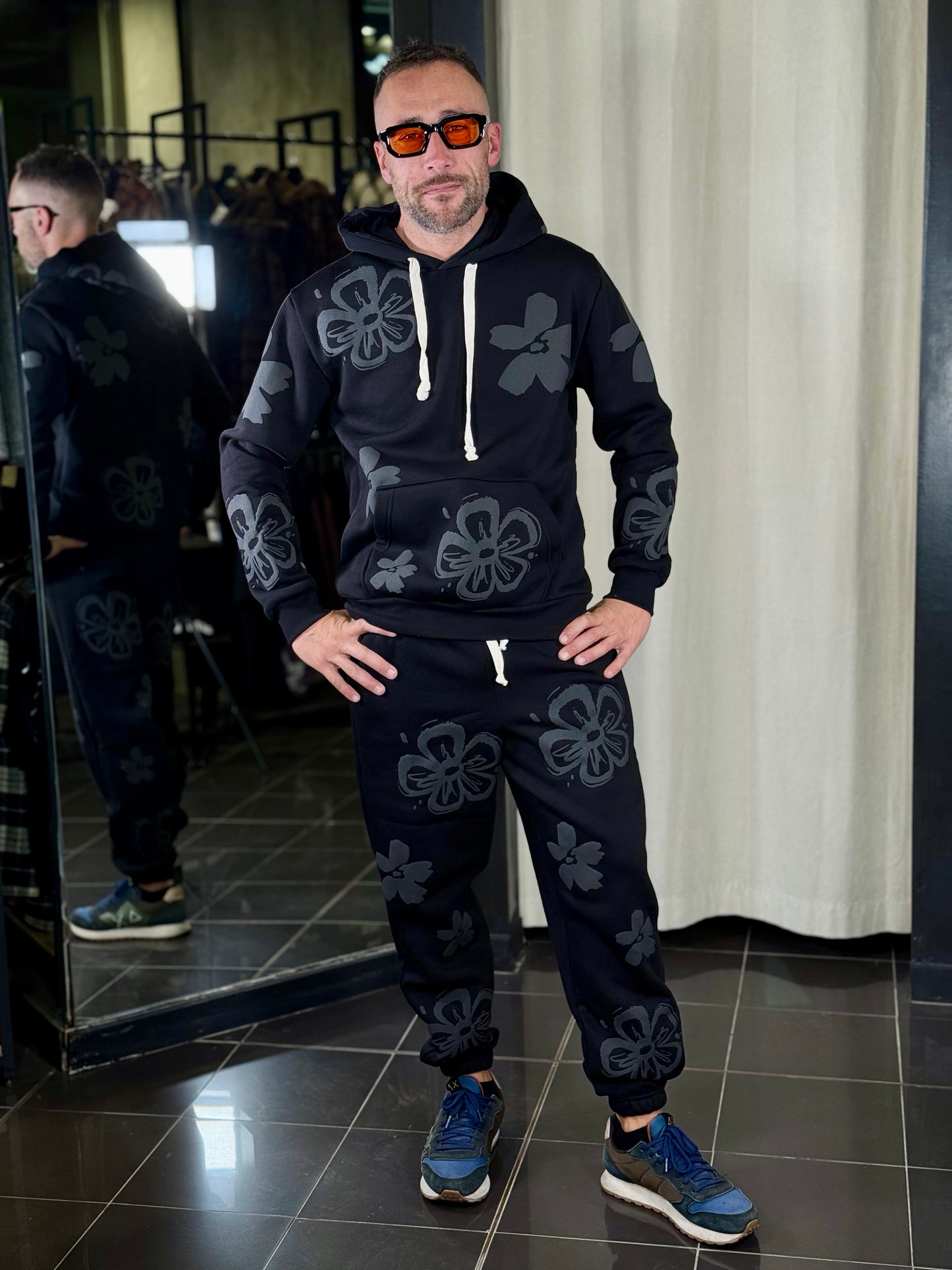 Pantalone tuta nero con fiori tono su tono 2117