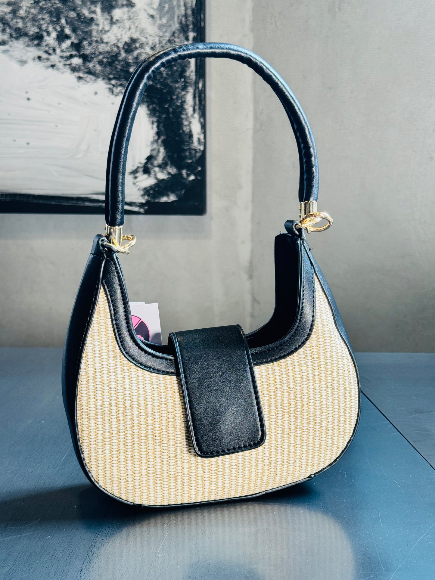 Borsa a spalla con inserto nero e effetto rafia 276