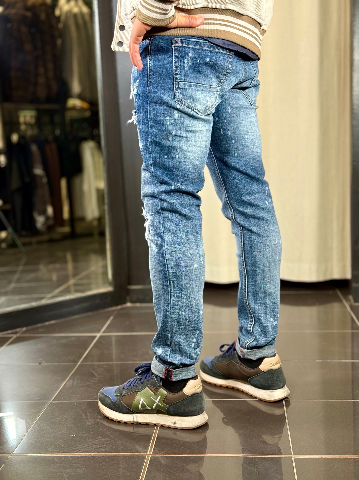 Jeans Slim con strappi 2297
