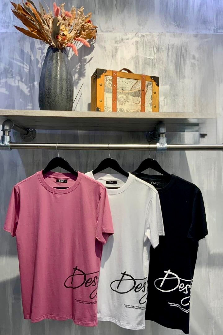 T-shirt rosa con scritta 2329
