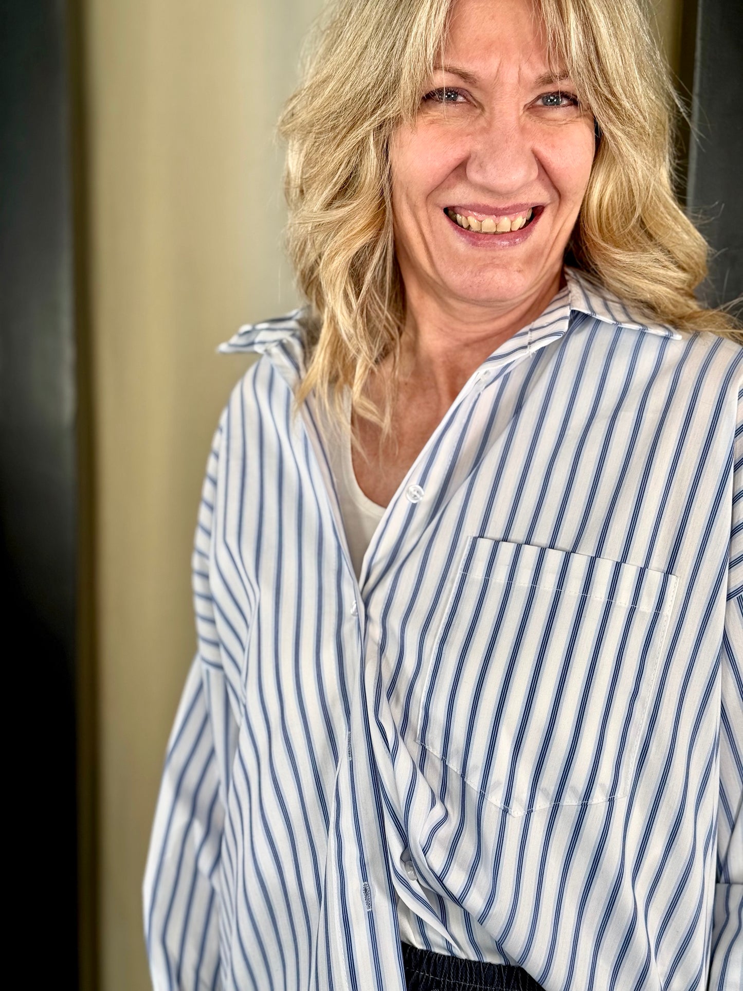 Camicia oversize bianca a righe azzurre in taglia unica 032