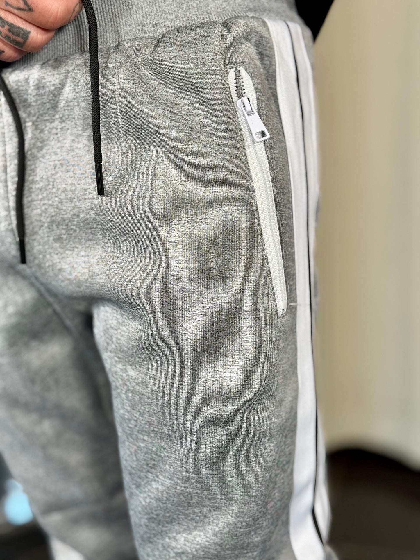 Pantalone tuta grigio con tasca con zip 2129