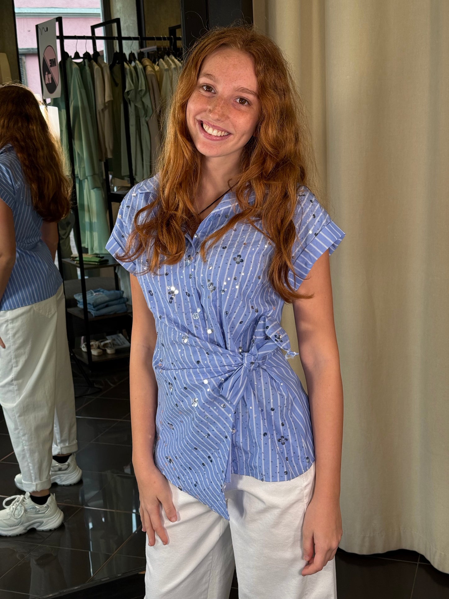 Camicia a maniche corte a righe con fiocco e applicazioni in taglia unica 456