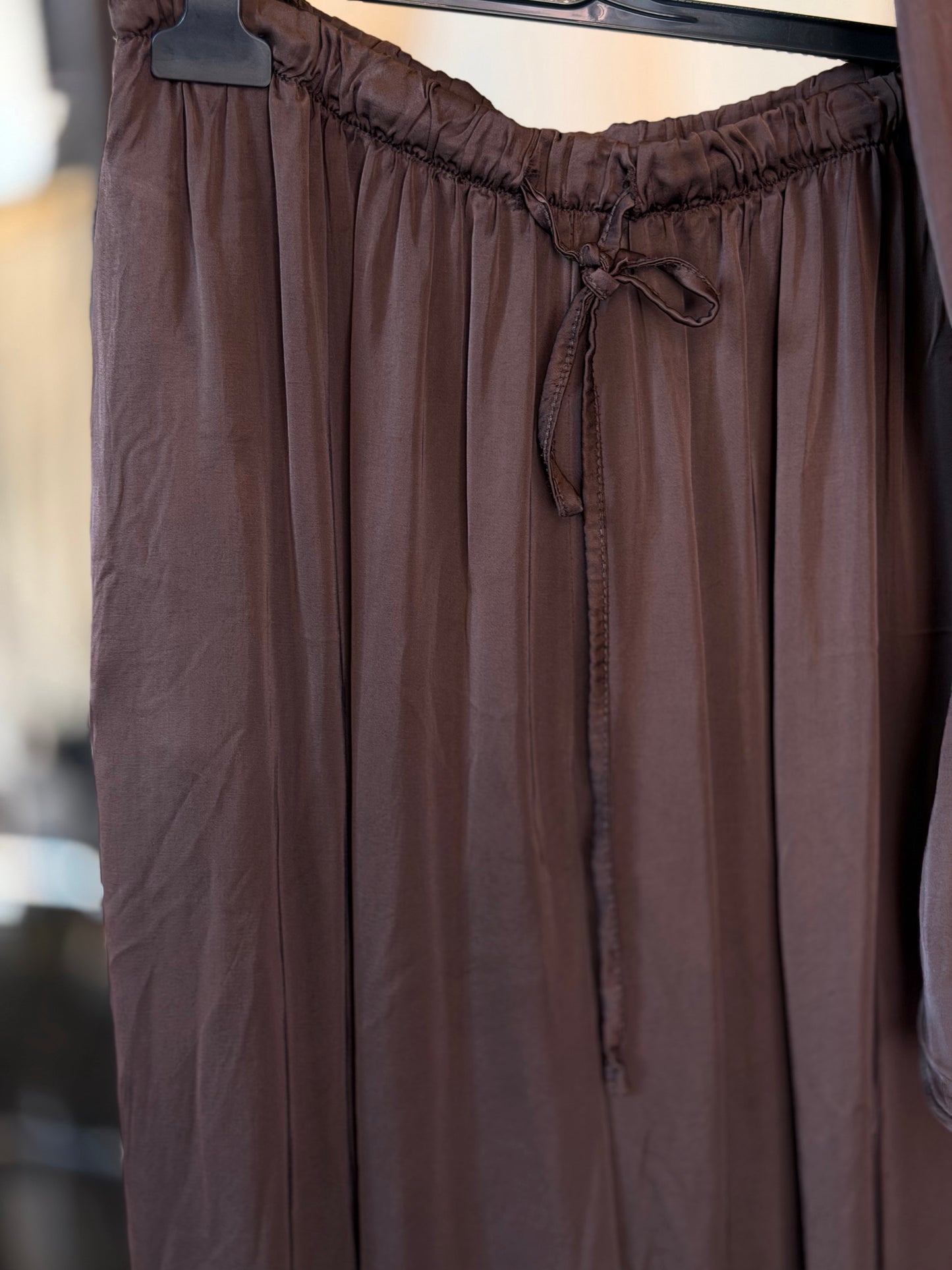 Completo (top + pantalone) effetto raso marrone in taglia unica 2900