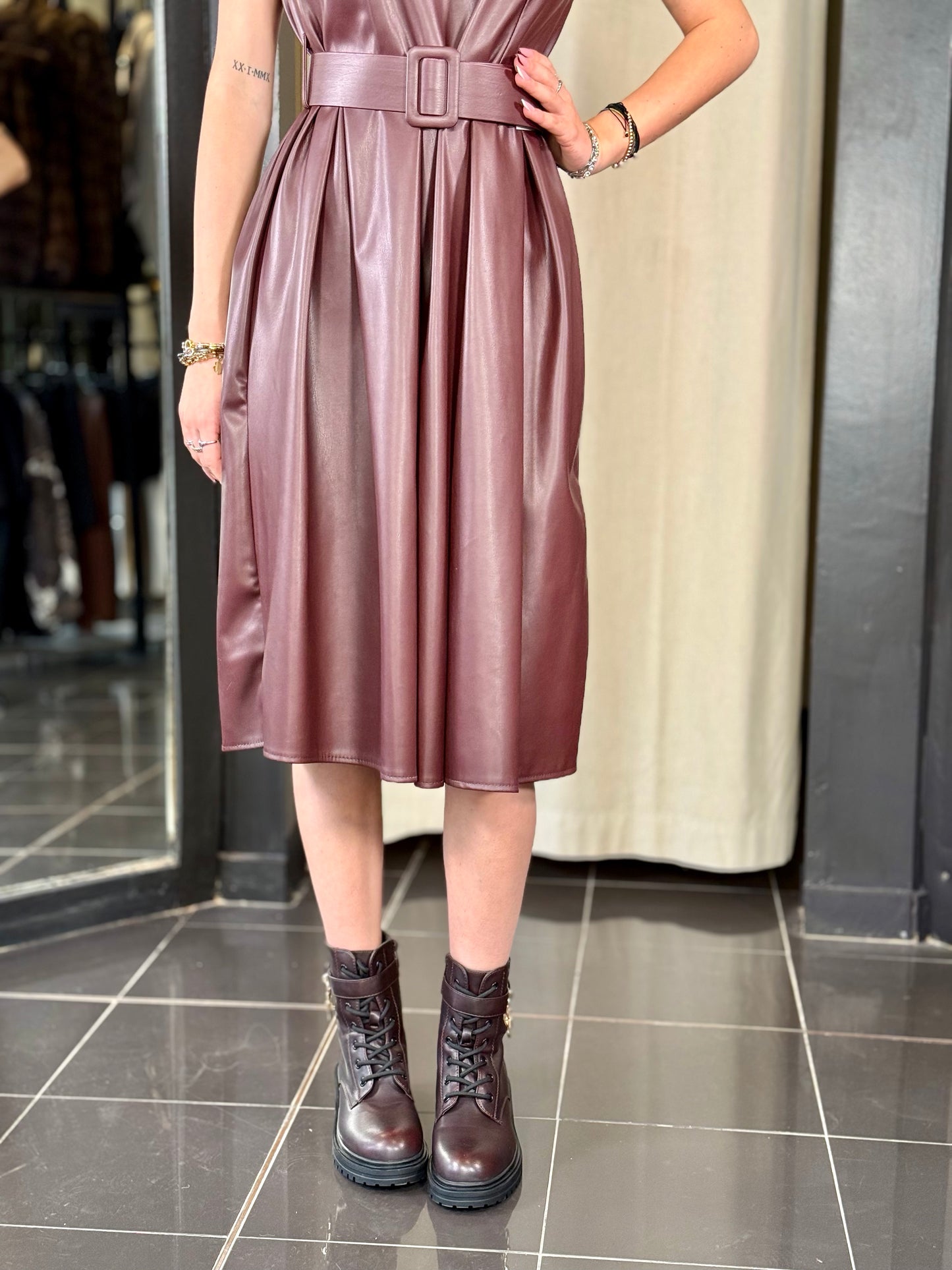 Abito midi in similpelle con cintura bordeaux in taglia unica 2007