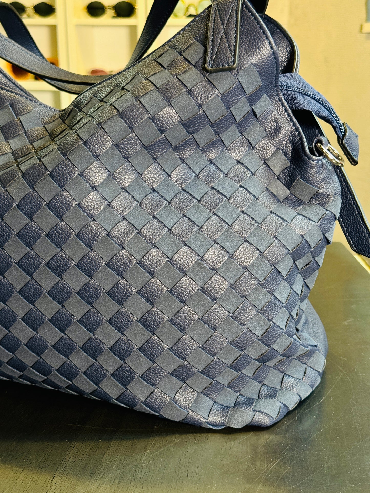 Borsa in similpelle a spalla intrecciata blu con tracolla all’interno 2369