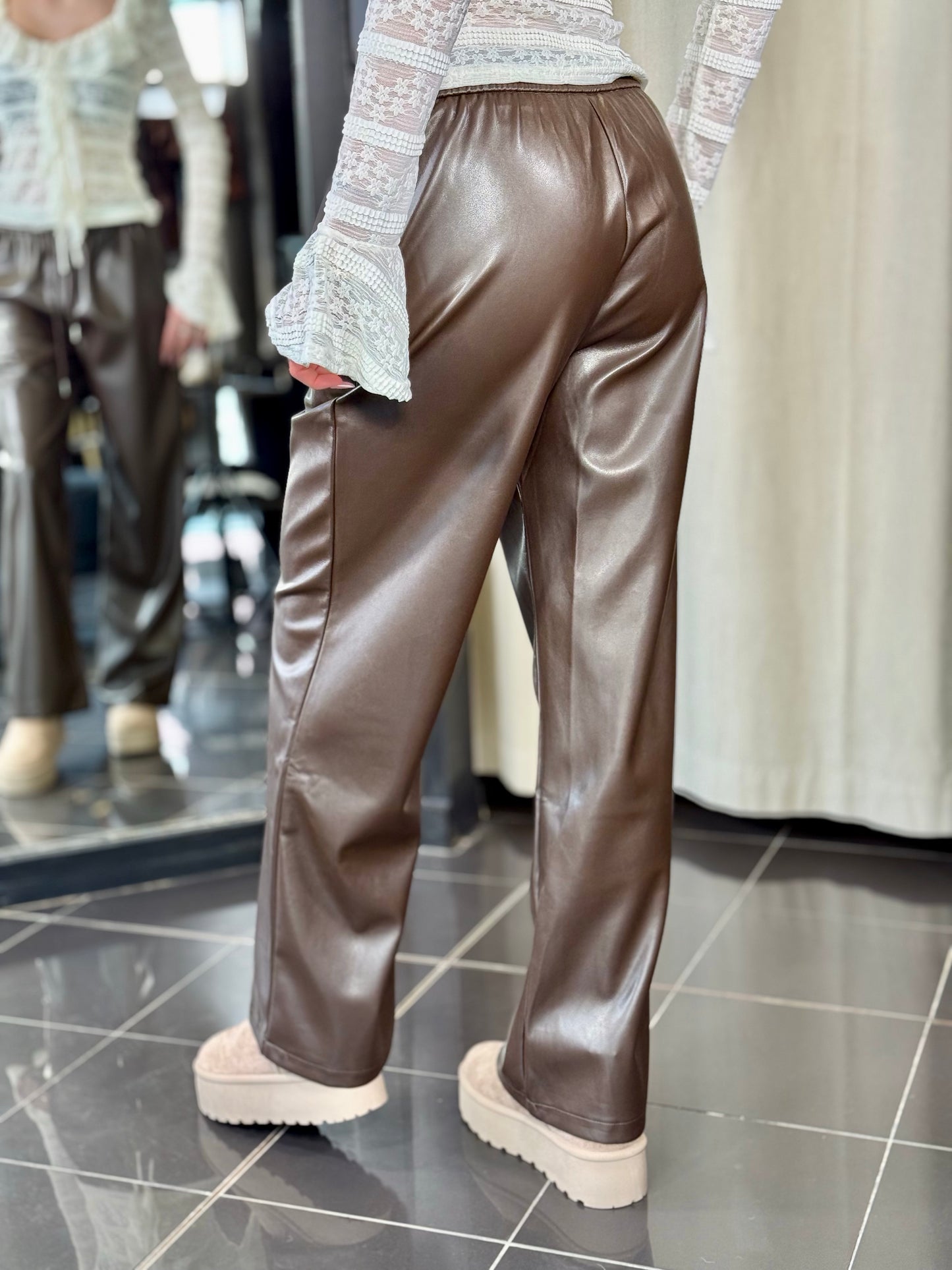 Pantalone in ecopelle con coulisse in vita marrone 2267