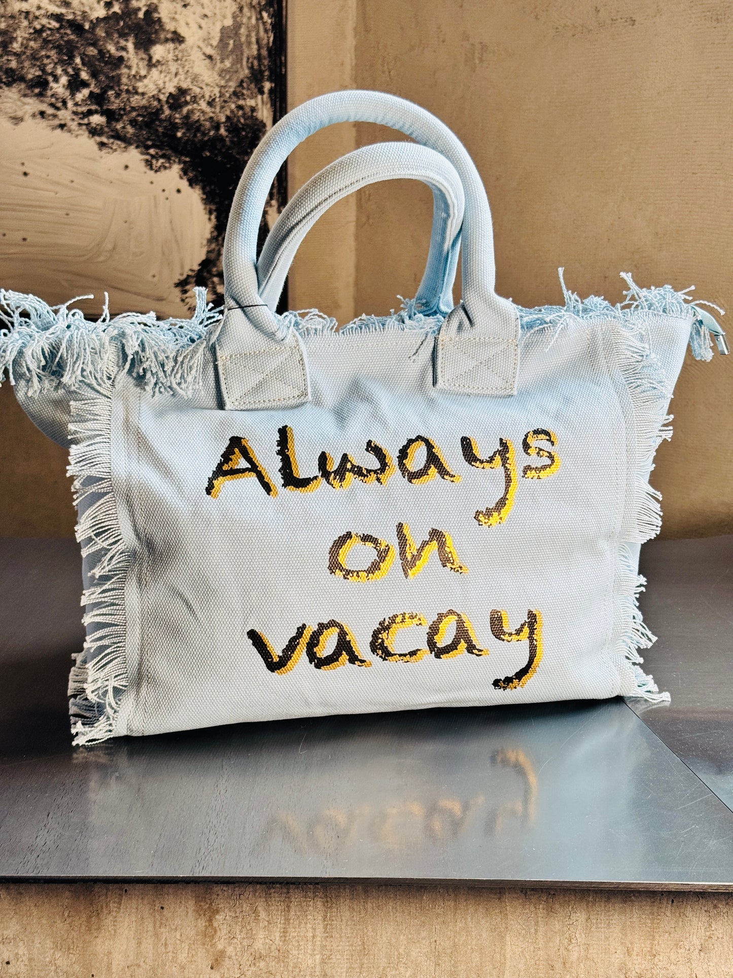 Maxi bag azzurra con frange e tracolla all’interno 255