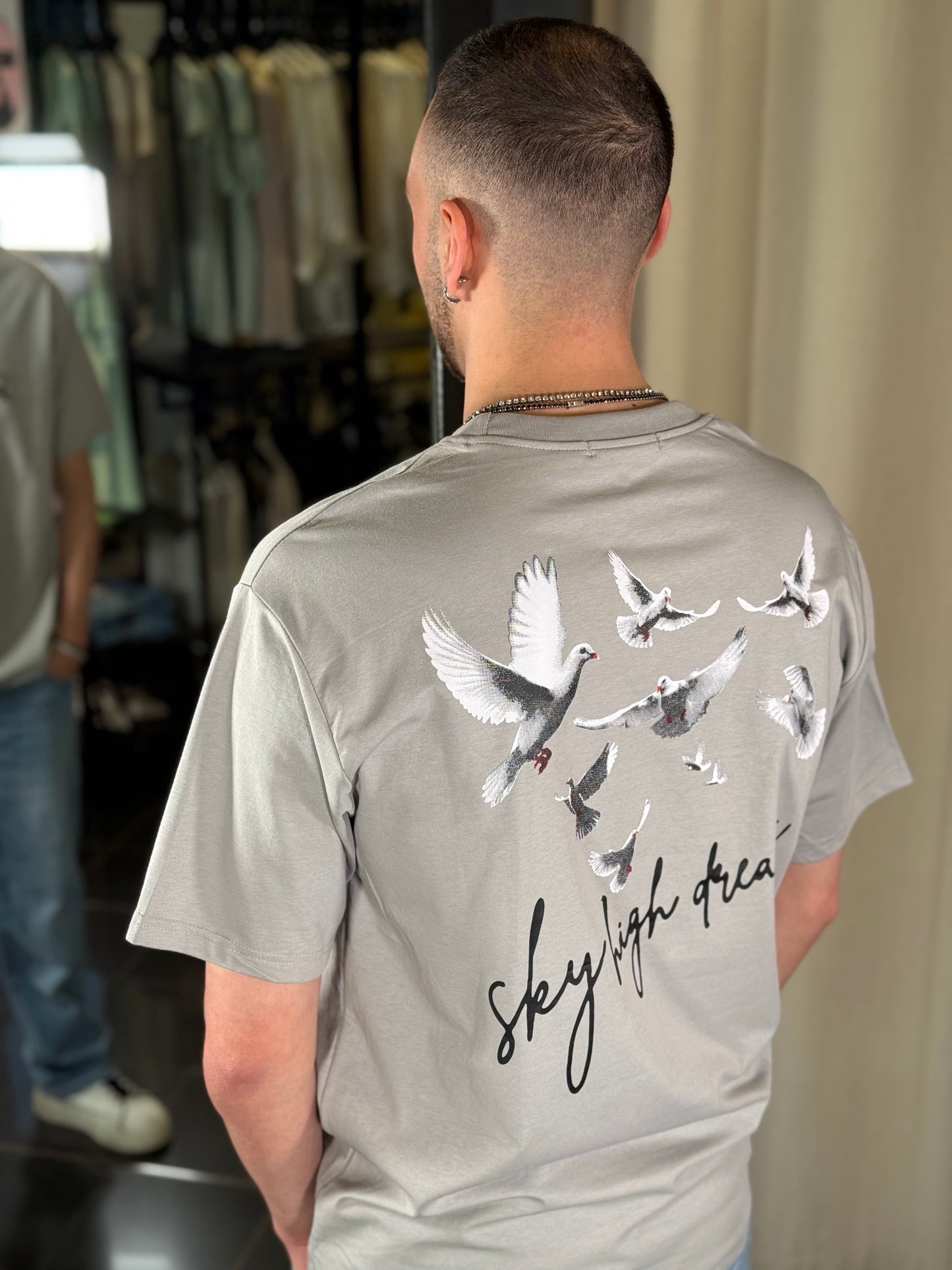 T-shirt grigia con scritta ricamata e stampa sul retro 397