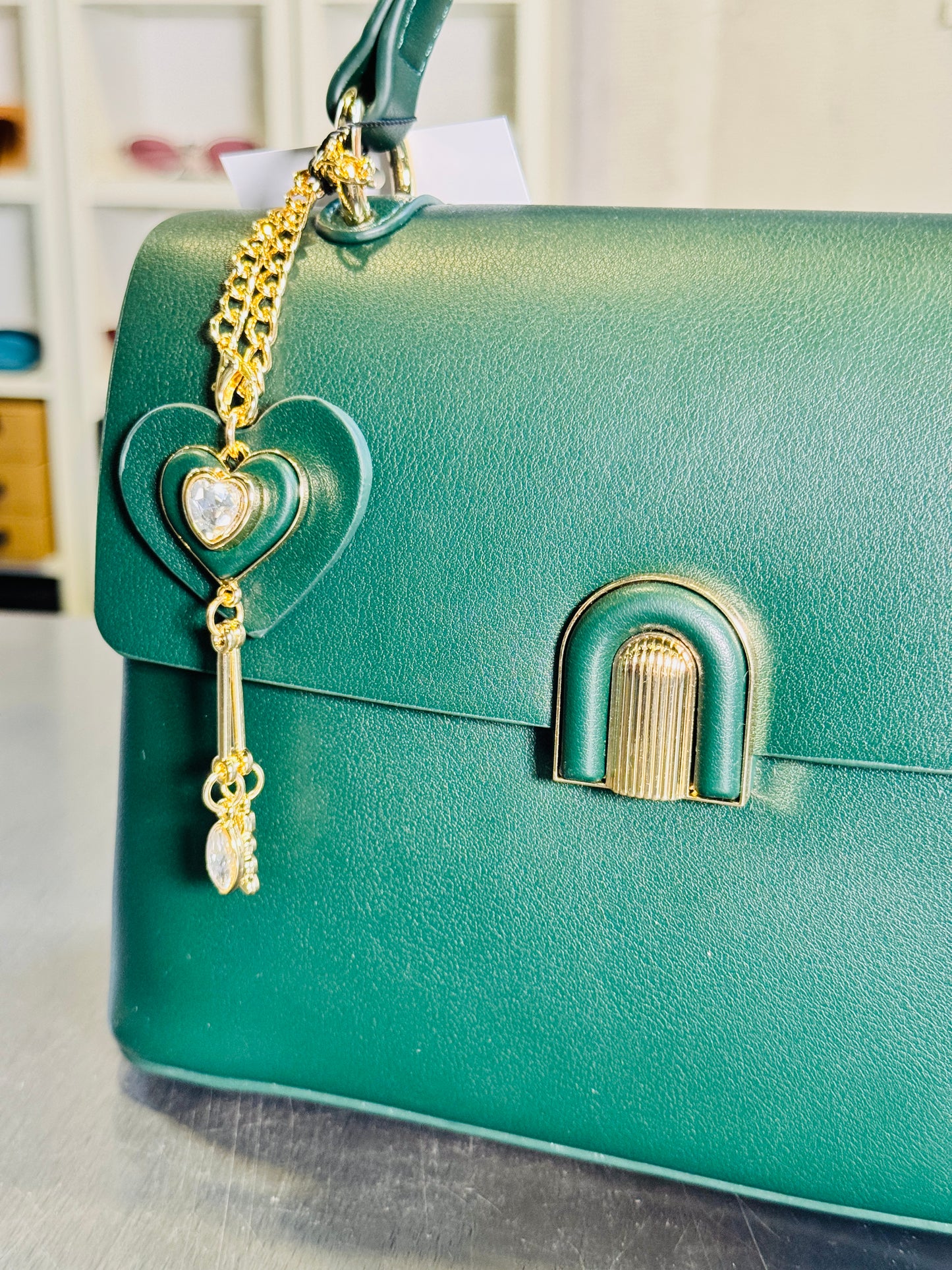 Mini bag verde bottiglia con tracolla all’interno e portachiavi 2365