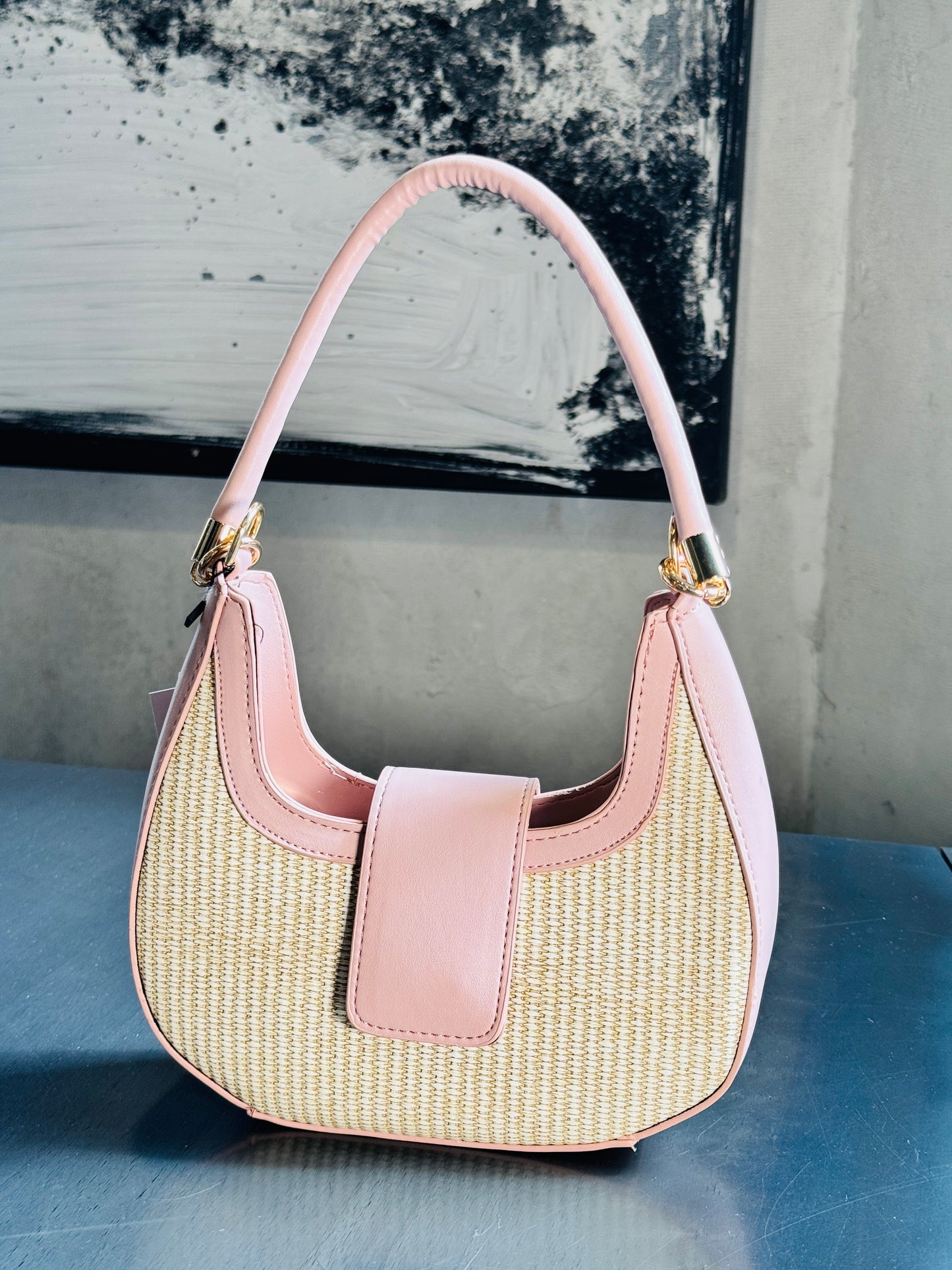 Borsa a spalla con inserto rosa e effetto rafia 275