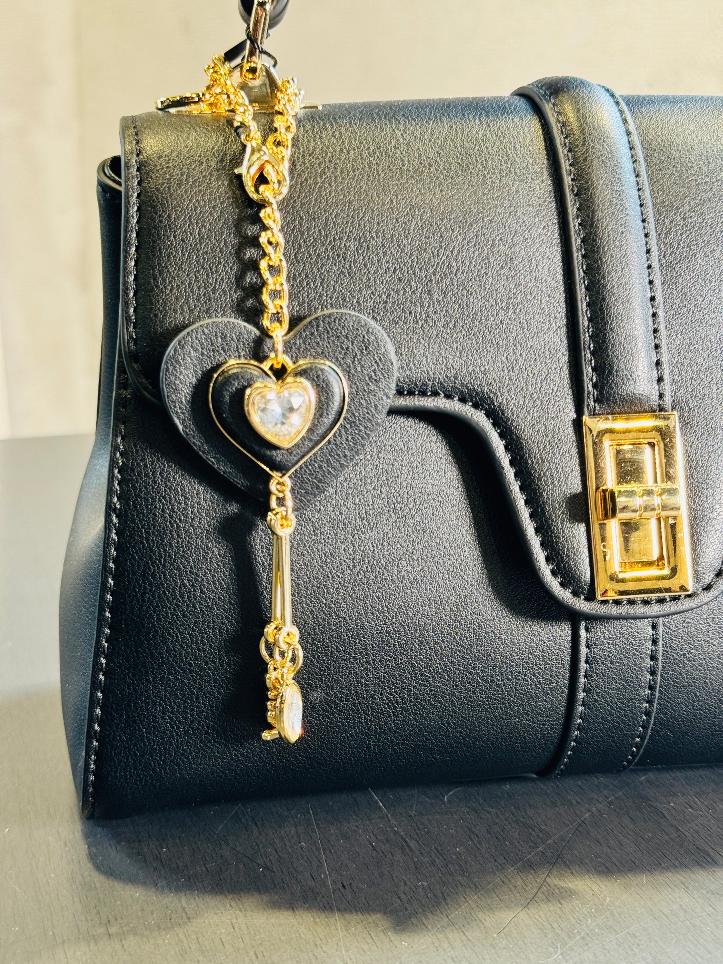 Mini bag nera con tracolla all’interno e portachiavi 2363