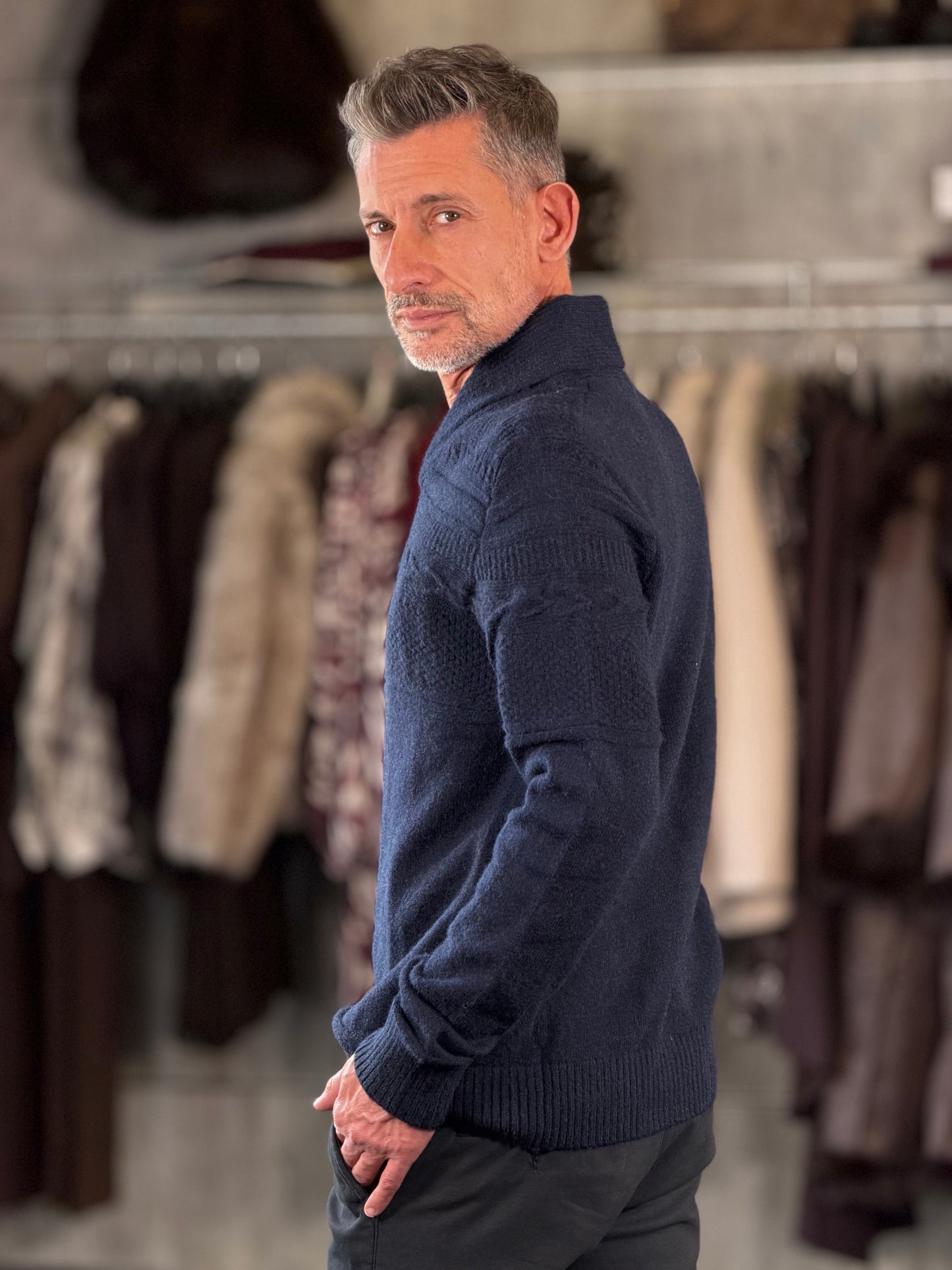 Maglione blu con collo a scialle 2566