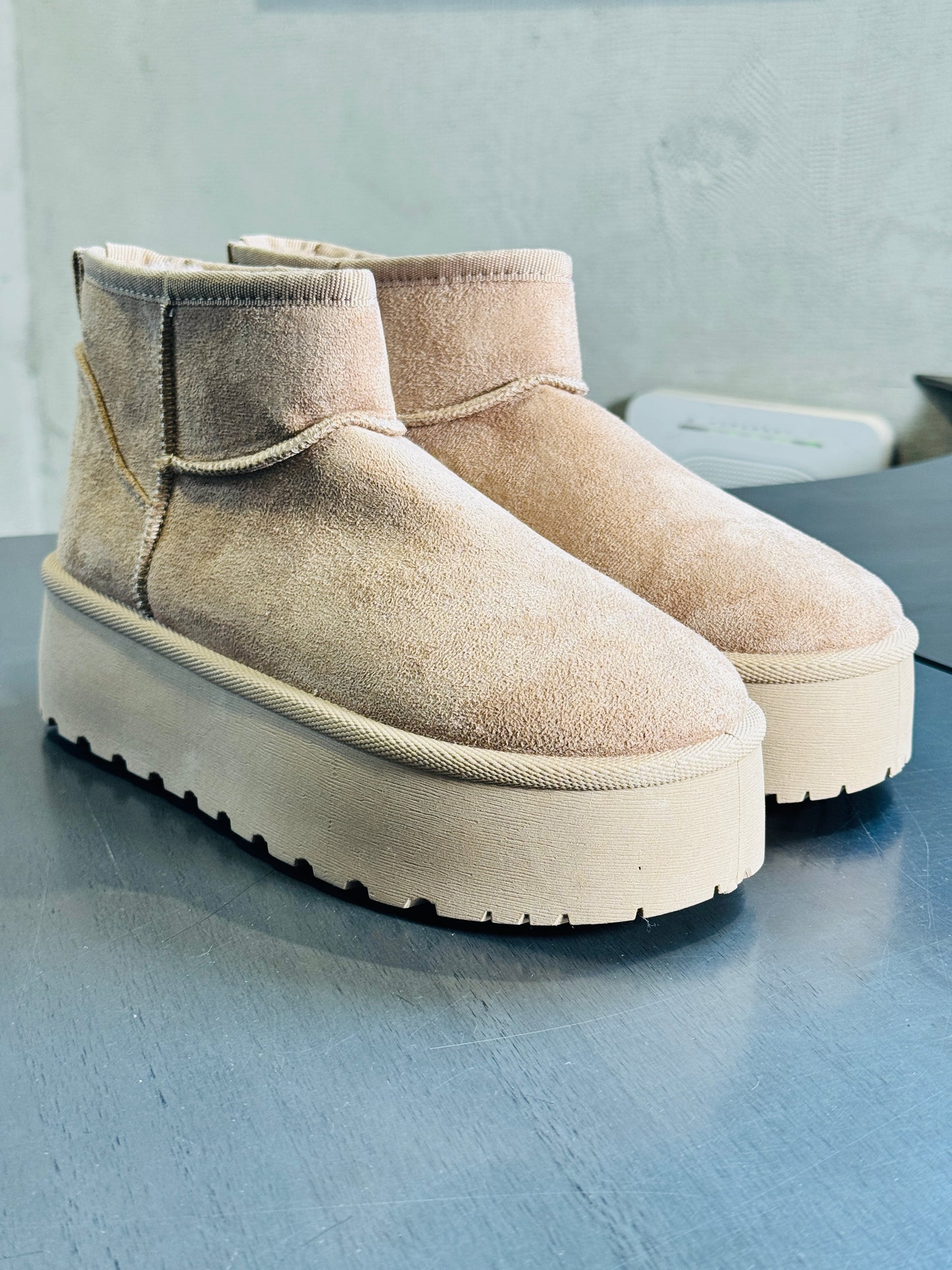 Boots in suede beige con eco pelliccia all’interno e platform 2167