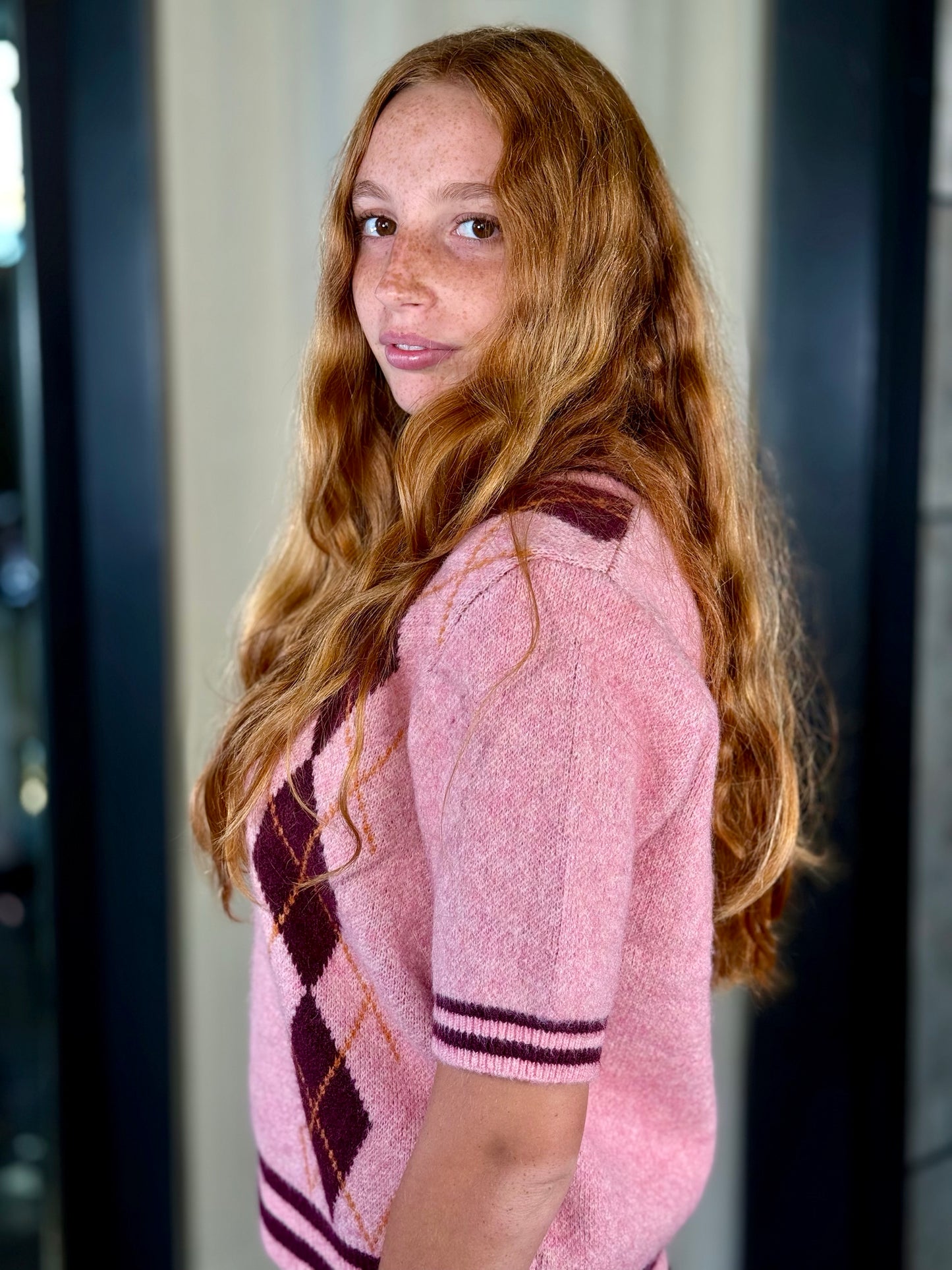 T-shirt in maglia con rombi e scollo a V rosa in taglia unica 2165