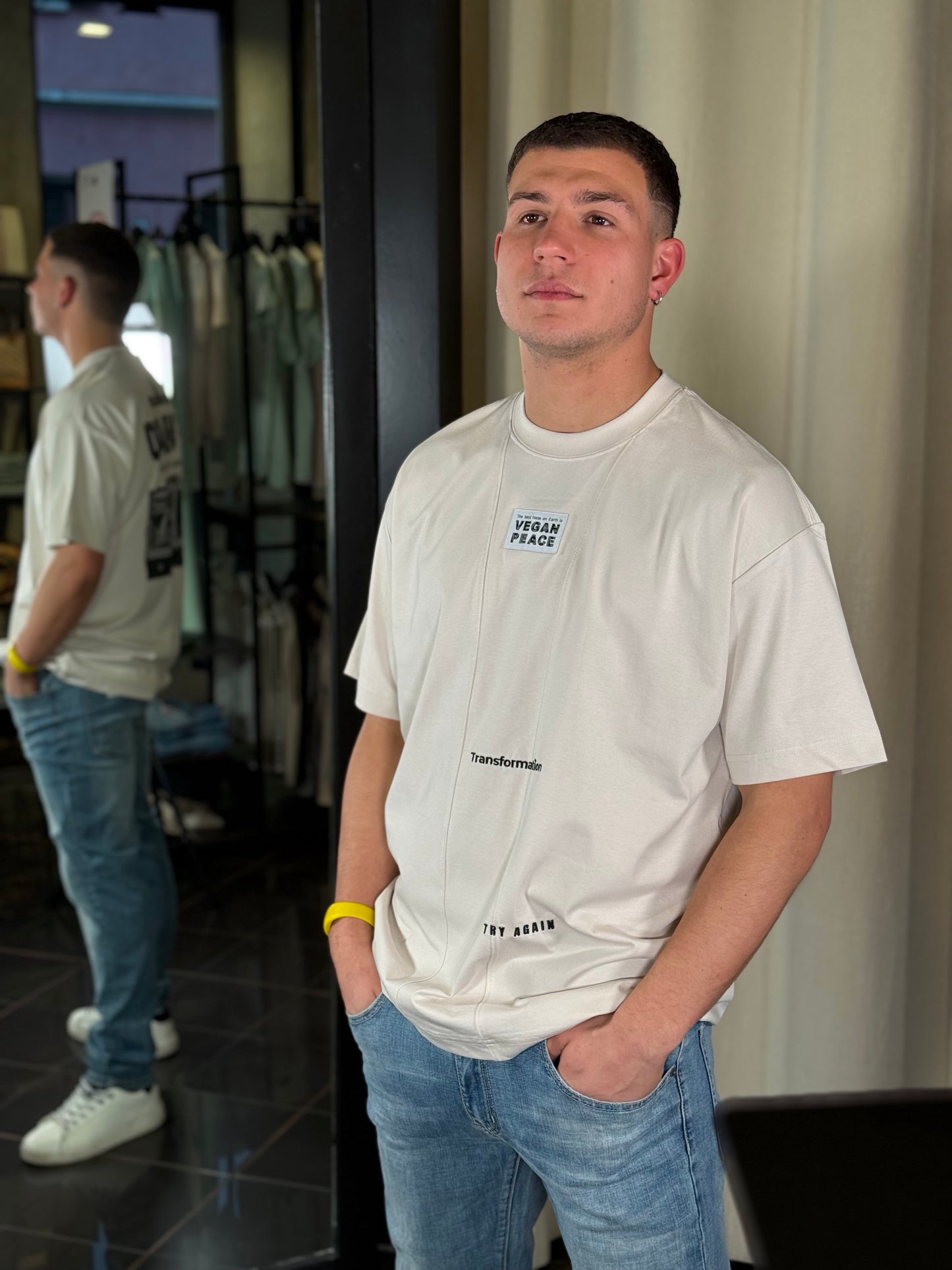 T-shirt beige con stampa sul retro 392