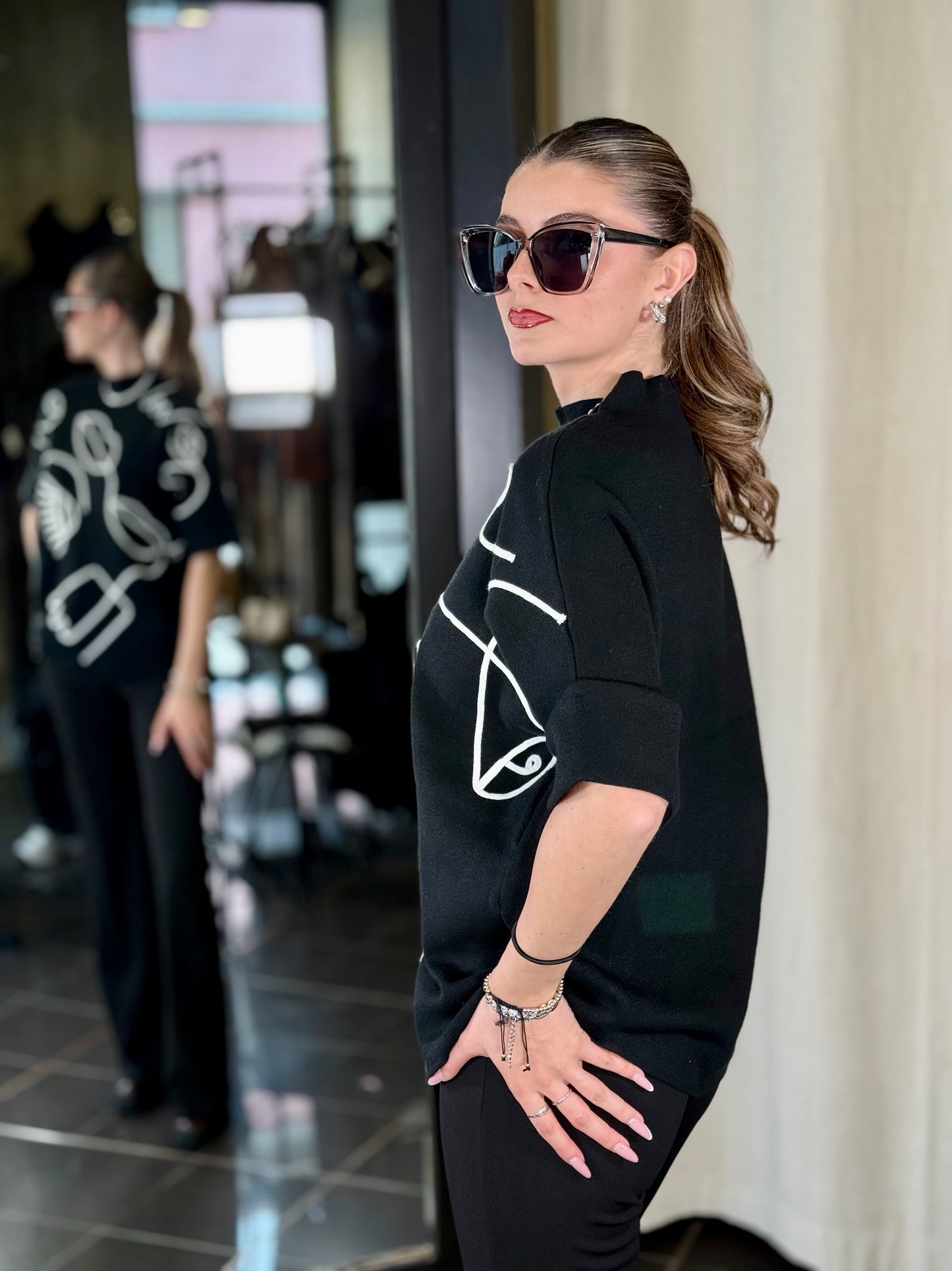 Maglioncino nero a lupetto e maniche a tre quarti con ricamo bianco in taglia unica 2215