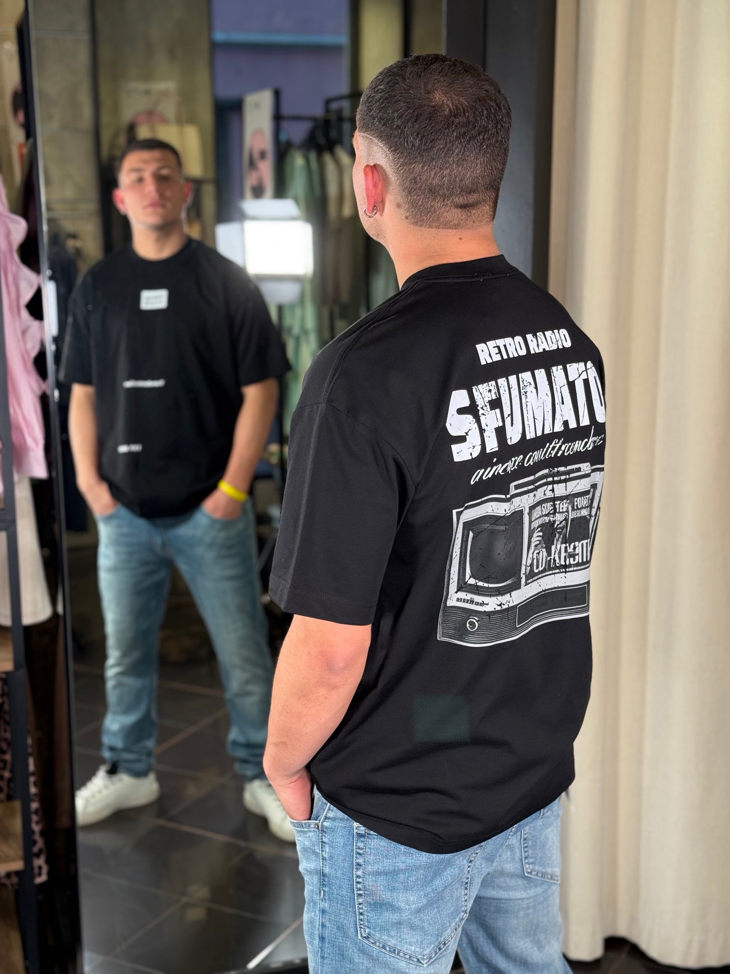T-shirt nera con stampa sul retro 394