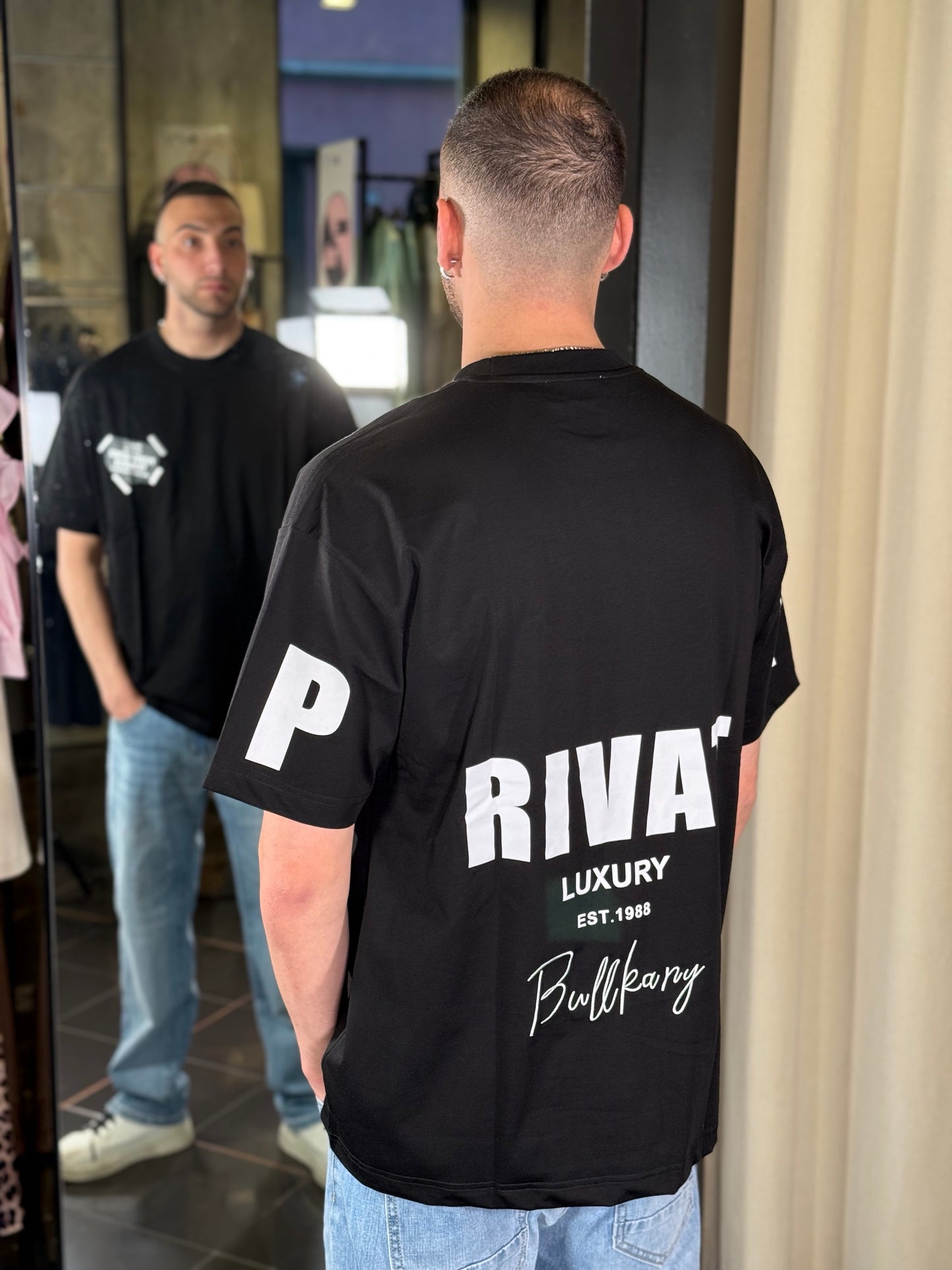 T-shirt nera oversize con stampa dietro 403