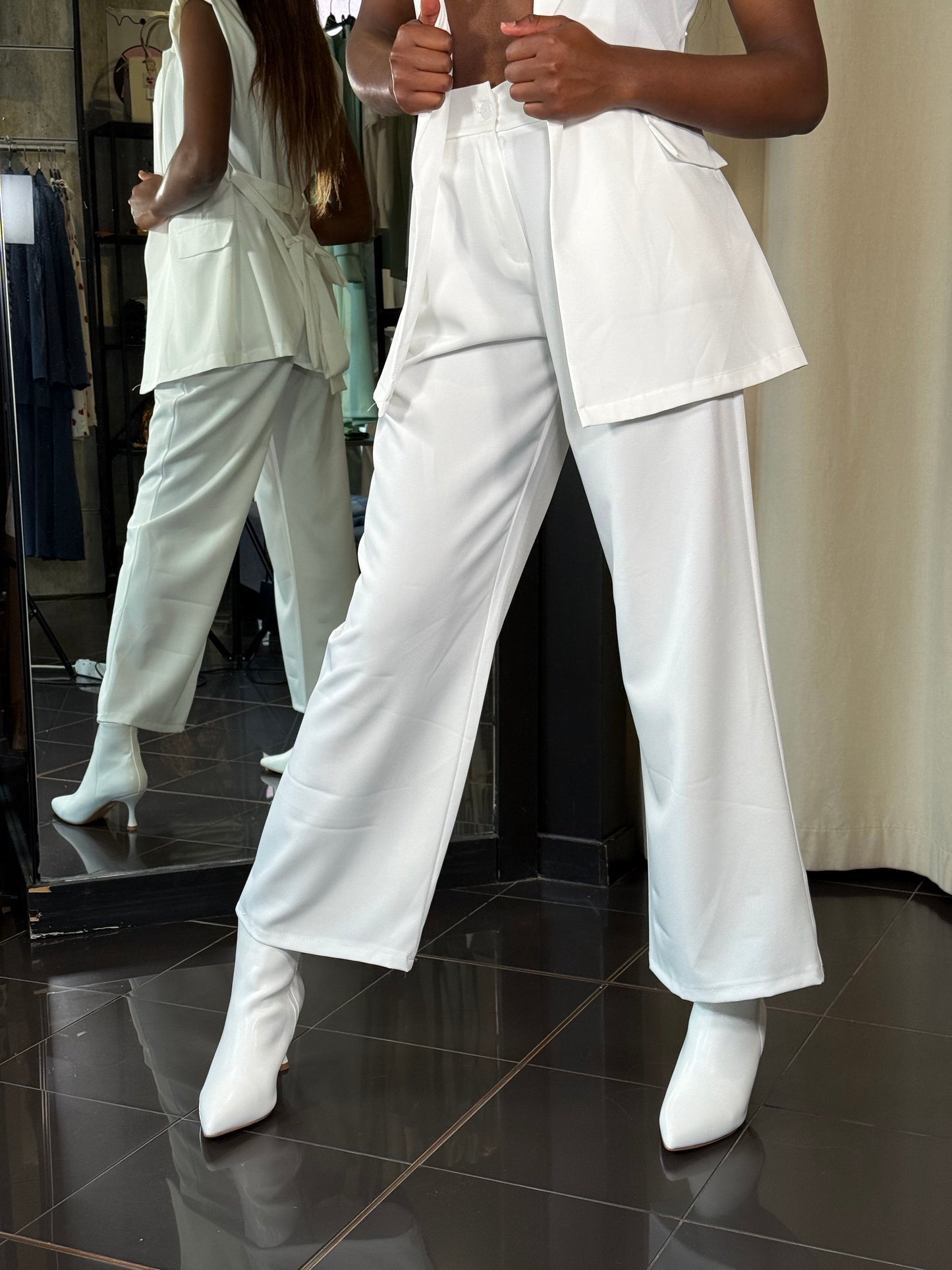 Tailleur (giacca smanicata e fusciacca + pantalone a palazzo) bianco in taglia unica 226