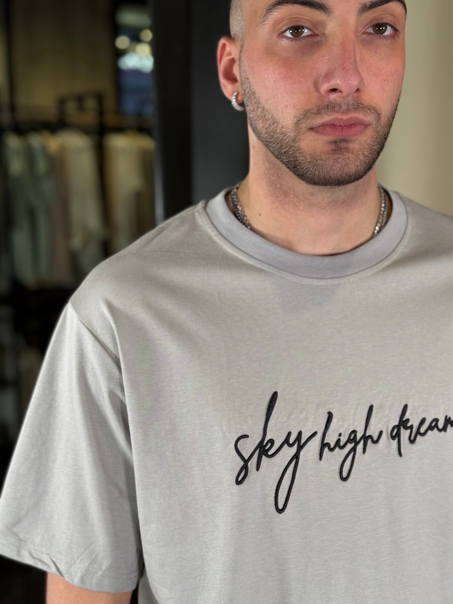 T-shirt grigia con scritta ricamata e stampa sul retro 397
