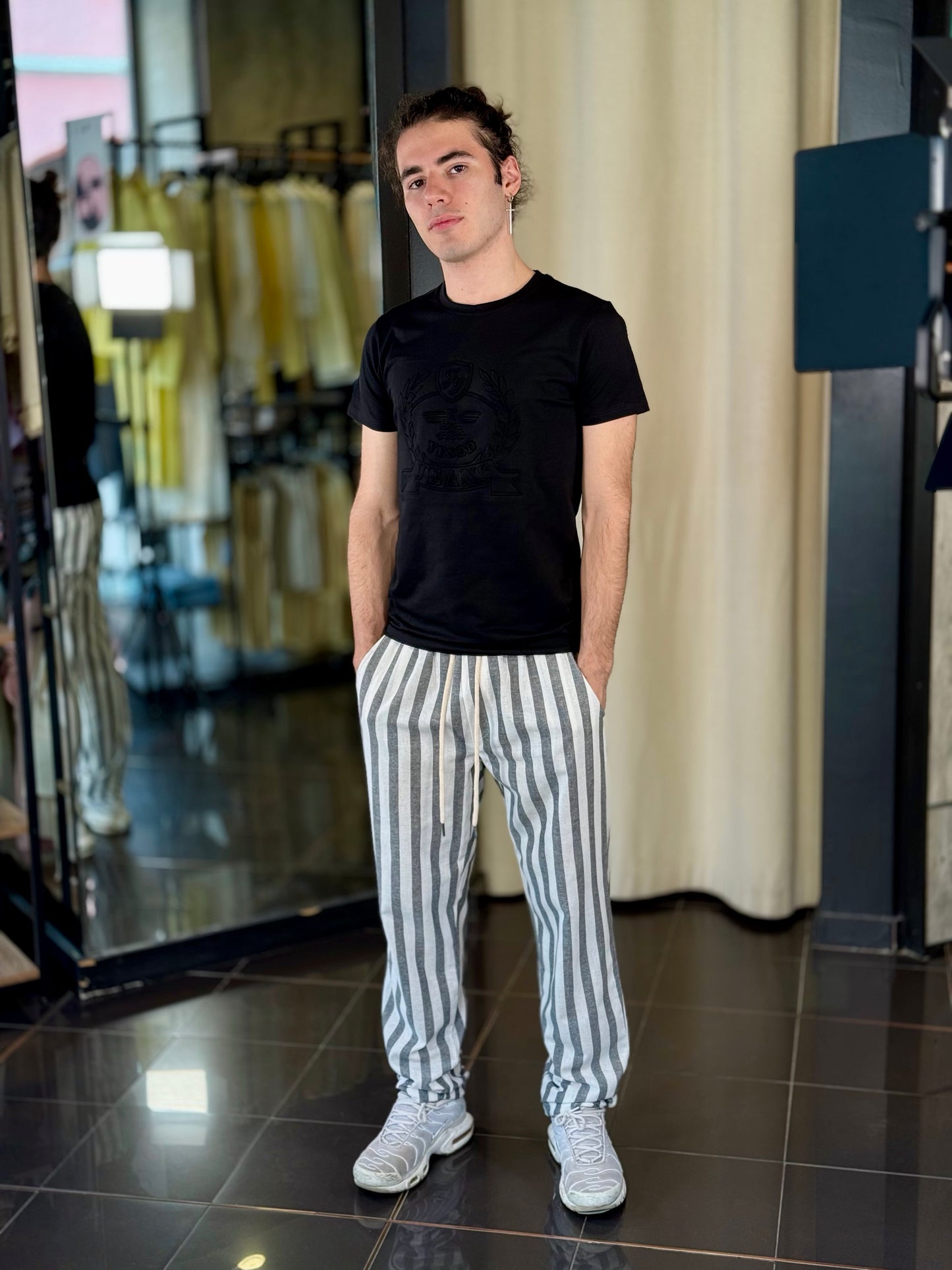 T-shirt nera con scritta in tono su tono 496