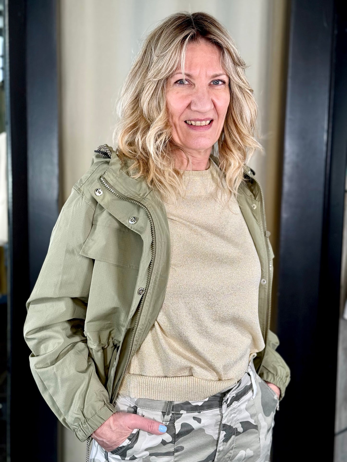Giubbino in nylon oversize con coulisse in vita verde militare 007