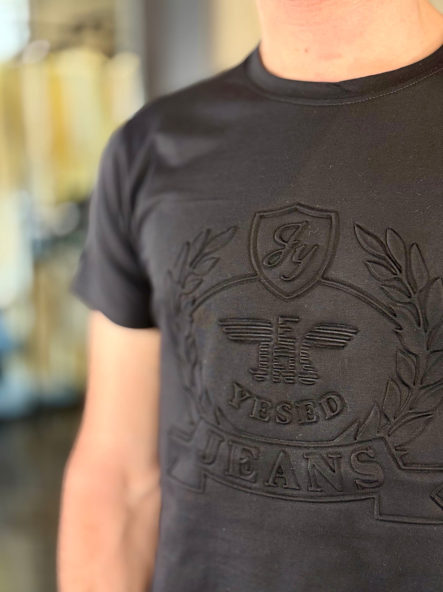 T-shirt nera con scritta in tono su tono 496