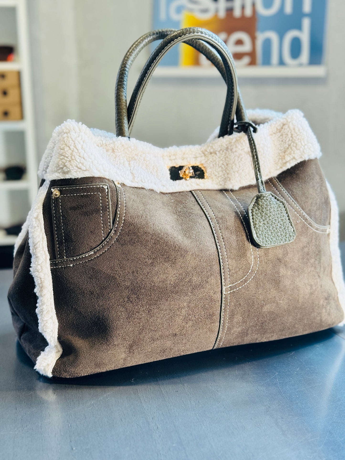 Borsa effetto camoscio verde militare e inserti in effetto montone con tracolla all’interno 2077