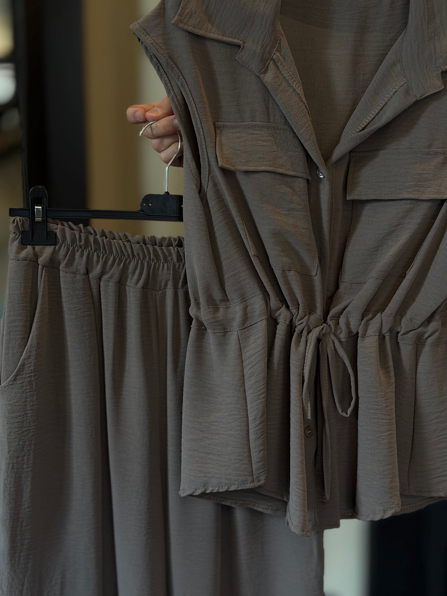 Completo (camicia smanicata + pantalone) taupe in taglia unica 2967