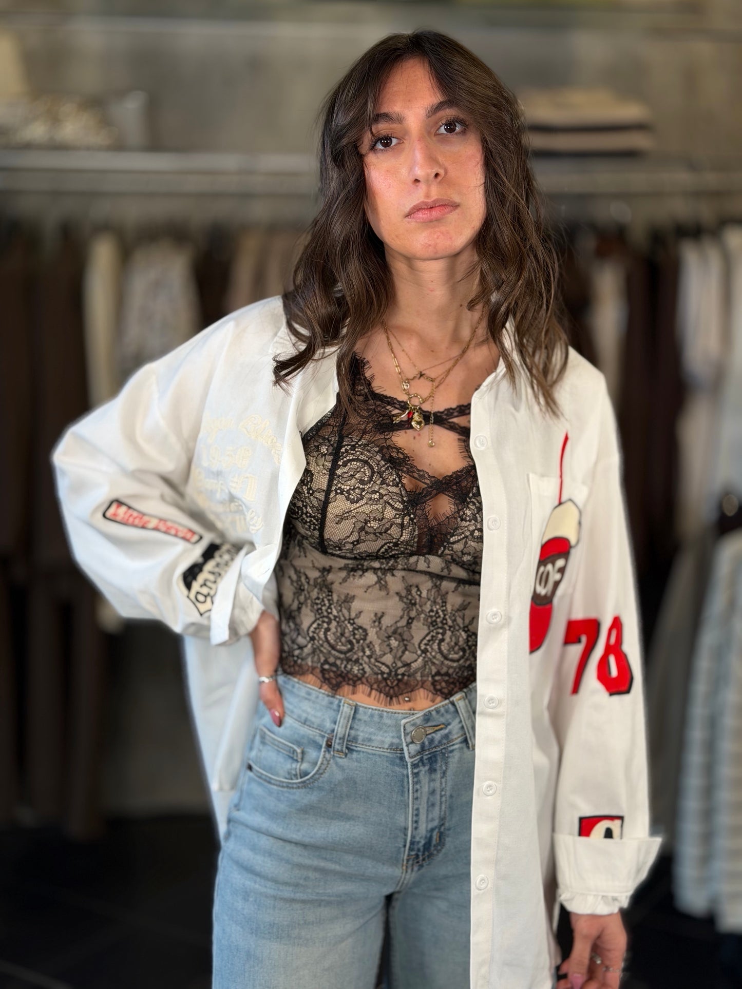 Top in pizzo nero con fondo sabbia e coppe in taglia unica 2239