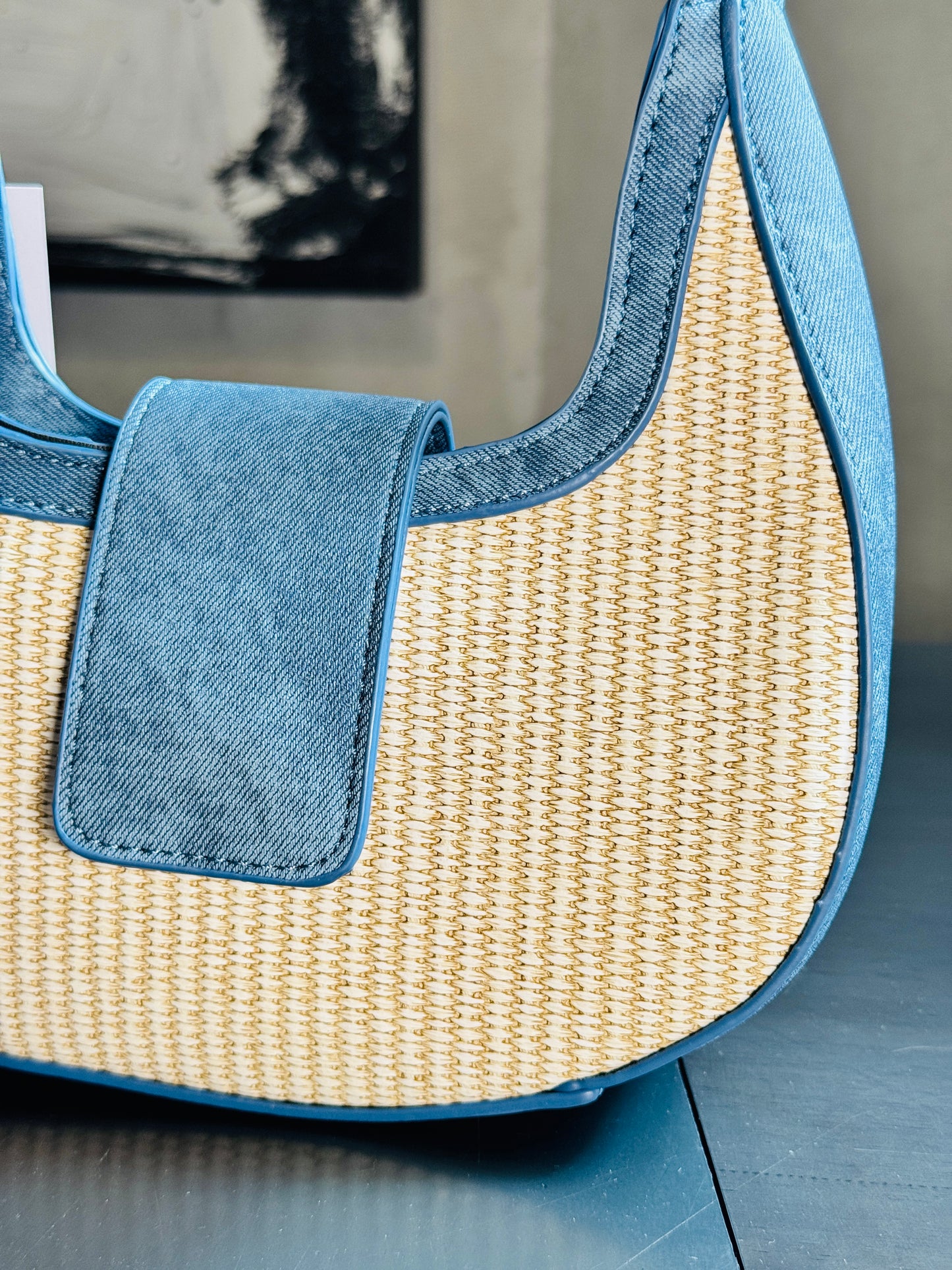 Borsa a spalla con inserto blu jeans e effetto rafia 277