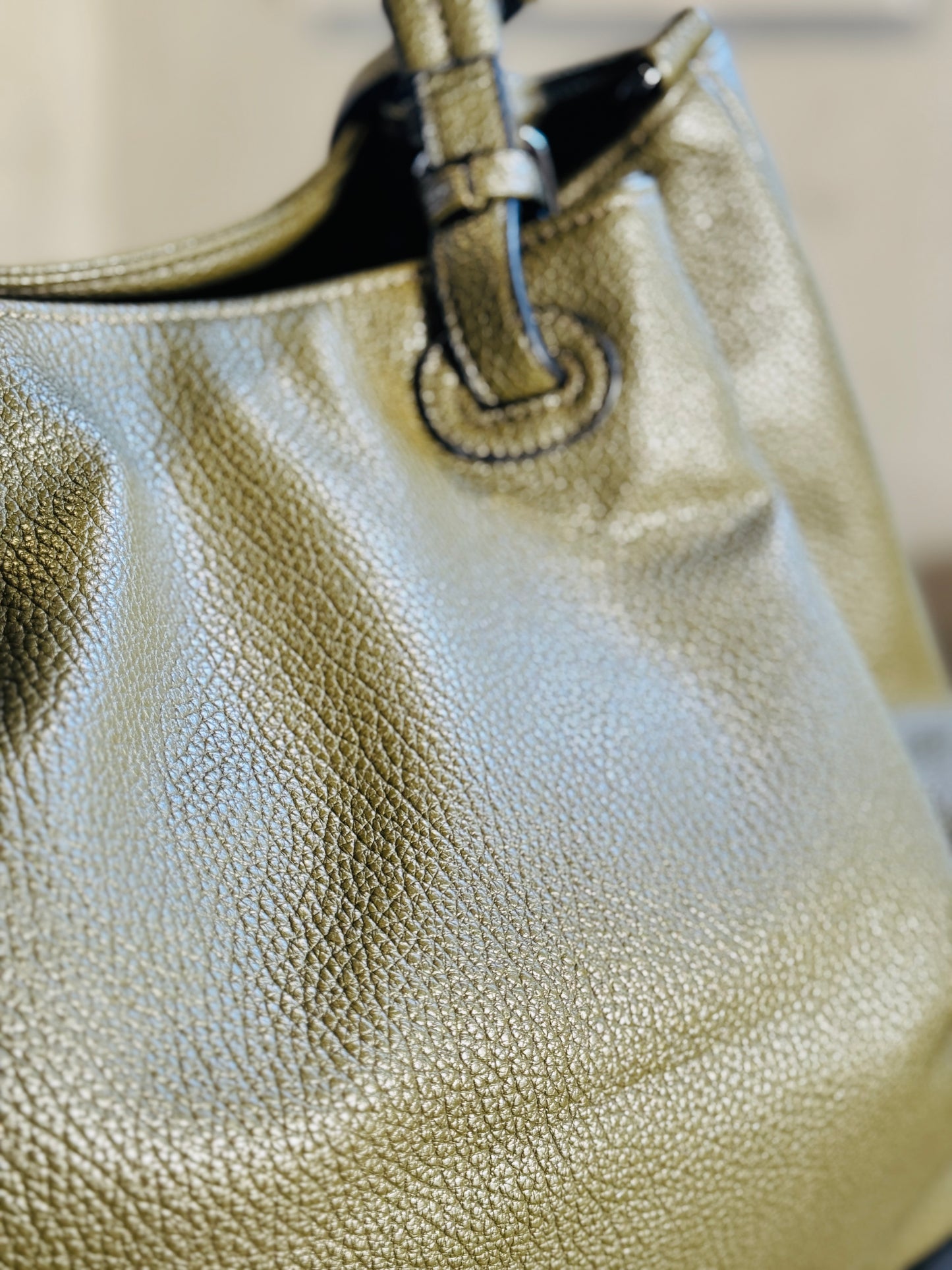 Borsa media verde oliva con manico corto e tracolla all’interno 2155