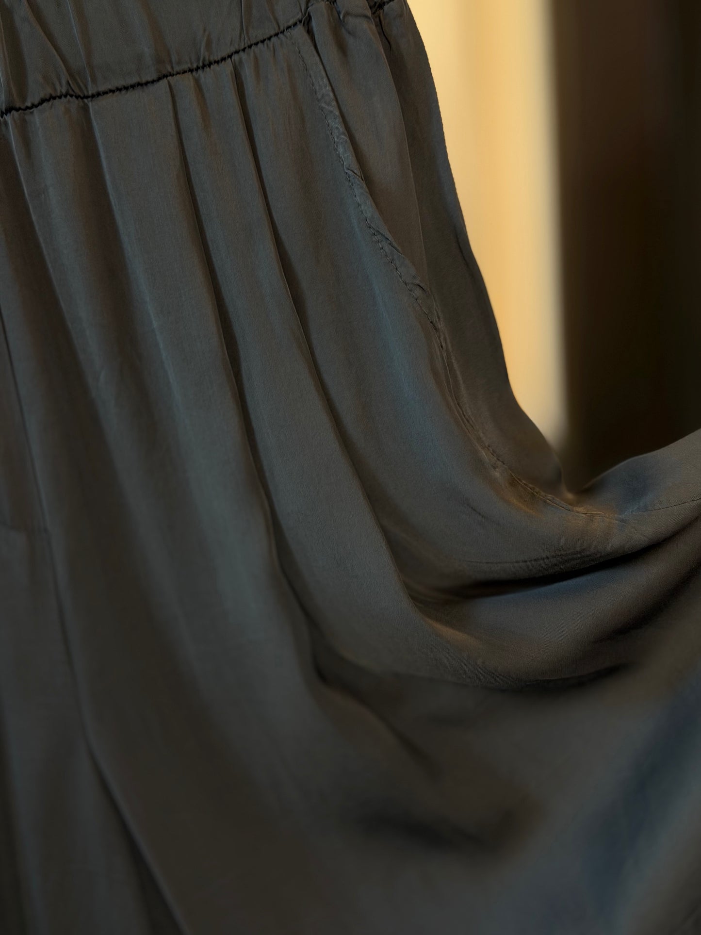 Pantalone a palazzo effetto satinato grigio in taglia unica 2890