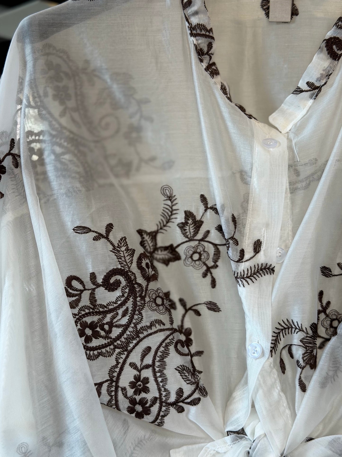 Camicia bianca con ricamo marrone in taglia unica 2531