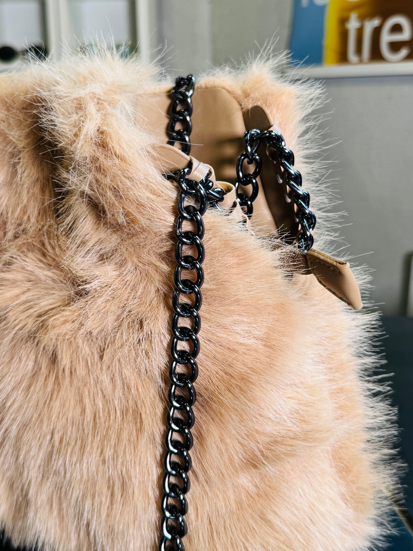 Borsa a spalla peluche beige con catena argento 2389